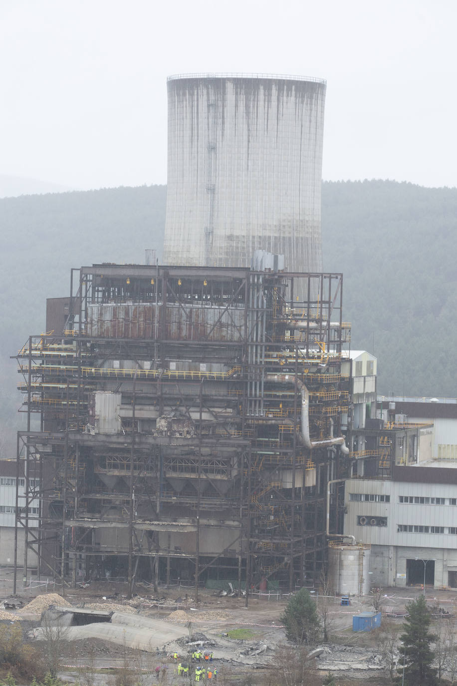 Las imágenes de la voladura de la chimenea tomadas desde el interior de la que fuera central térmica de Anllares del Sil ejemplifican la caída de un sector y su desaparición de una comarca que enriqueció de las manos del carbón. 