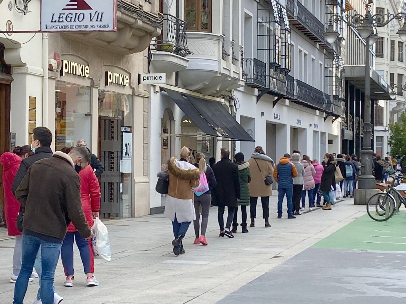 Colas en los principales comercios de León capital y una enorme actividad en una de las jornadas más comerciales del año | El Black Friday genera 460 empleos temporales y el comercio de proximidad recela de su celebración. 