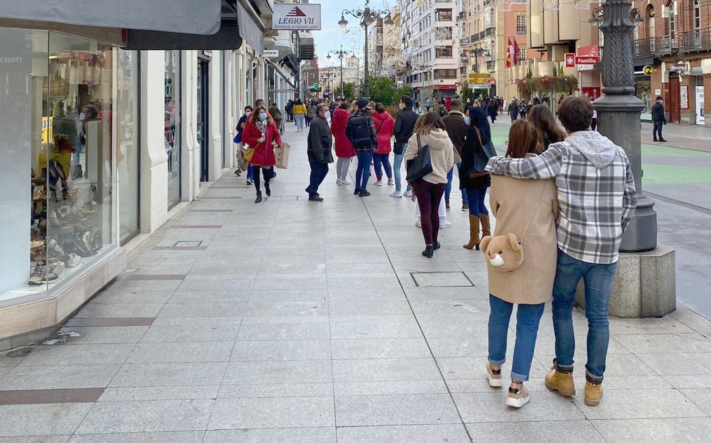 Colas en los principales comercios de León capital y una enorme actividad en una de las jornadas más comerciales del año | El Black Friday genera 460 empleos temporales y el comercio de proximidad recela de su celebración. 