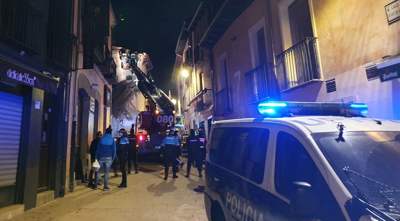 Un inmueble se ha desplomado a última hora de este viernes en el Barrio Húmedo de León capital sin causar heridos y sí importantes daños materiales. El inmueble se ha venido abajo en la Calle de la Revilla que une la Plaza San Martín con la Plaza del Grano. 