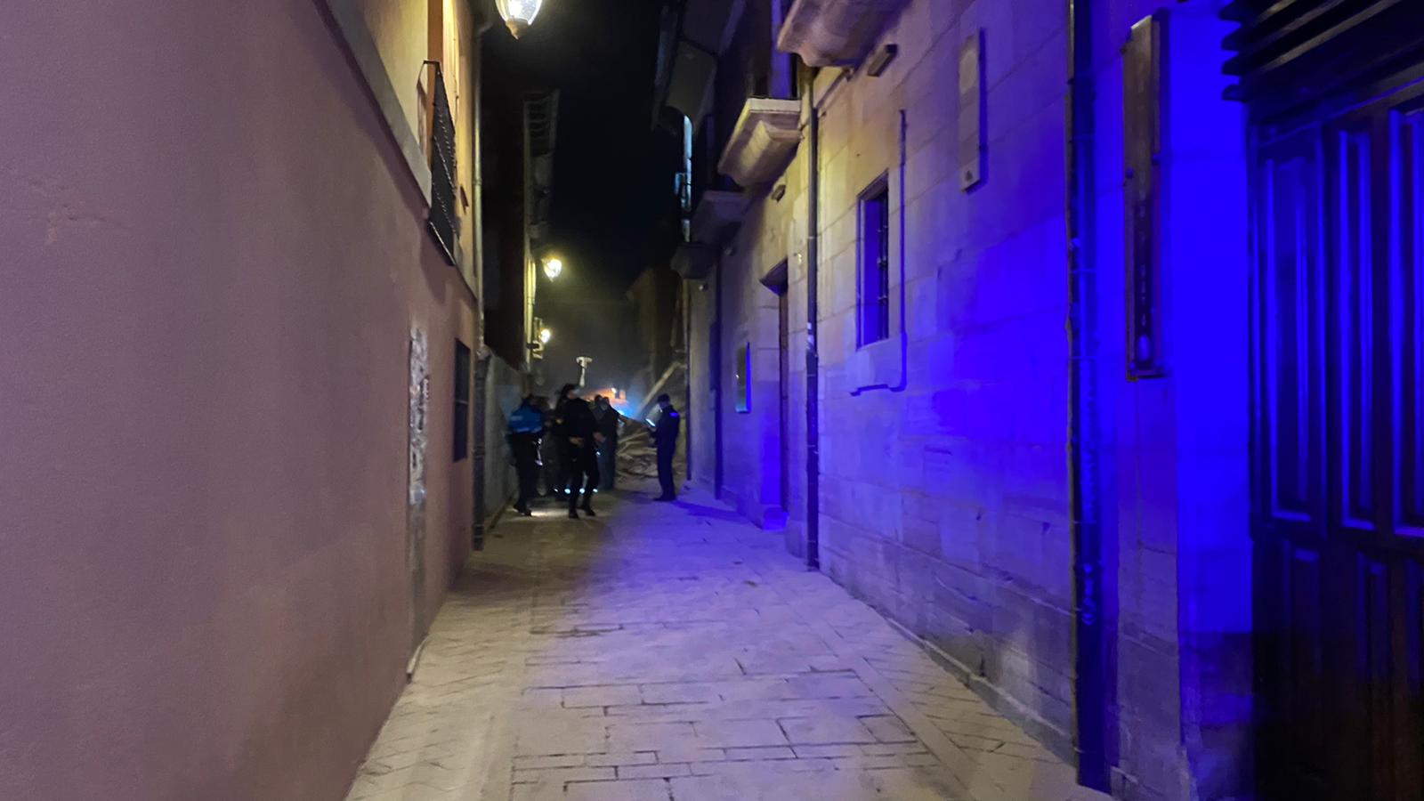 Un inmueble se ha desplomado a última hora de este viernes en el Barrio Húmedo de León capital sin causar heridos y sí importantes daños materiales. El inmueble se ha venido abajo en la Calle de la Revilla que une la Plaza San Martín con la Plaza del Grano. 