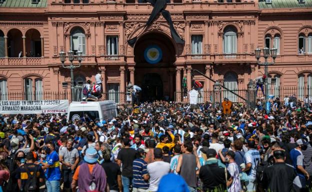 Hinchas tratan de acceder a la Casa Rosada trepando las vallas. 