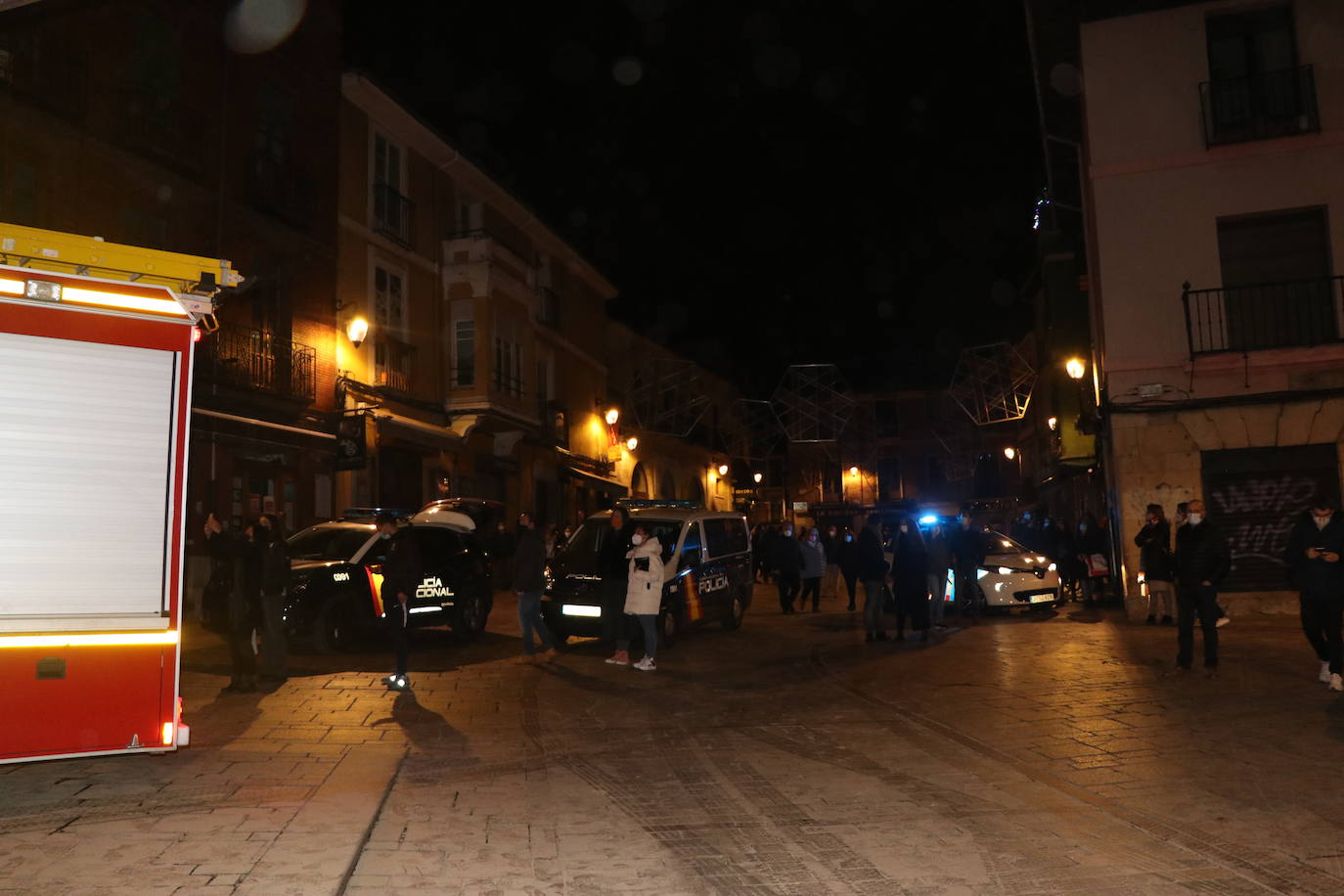 Un inmueble se ha desplomado a última hora de este viernes en el Barrio Húmedo de León capital sin causar heridos y sí importantes daños materiales. El inmueble se ha venido abajo en la Calle de la Revilla que une la Plaza San Martín con la Plaza del Grano. 