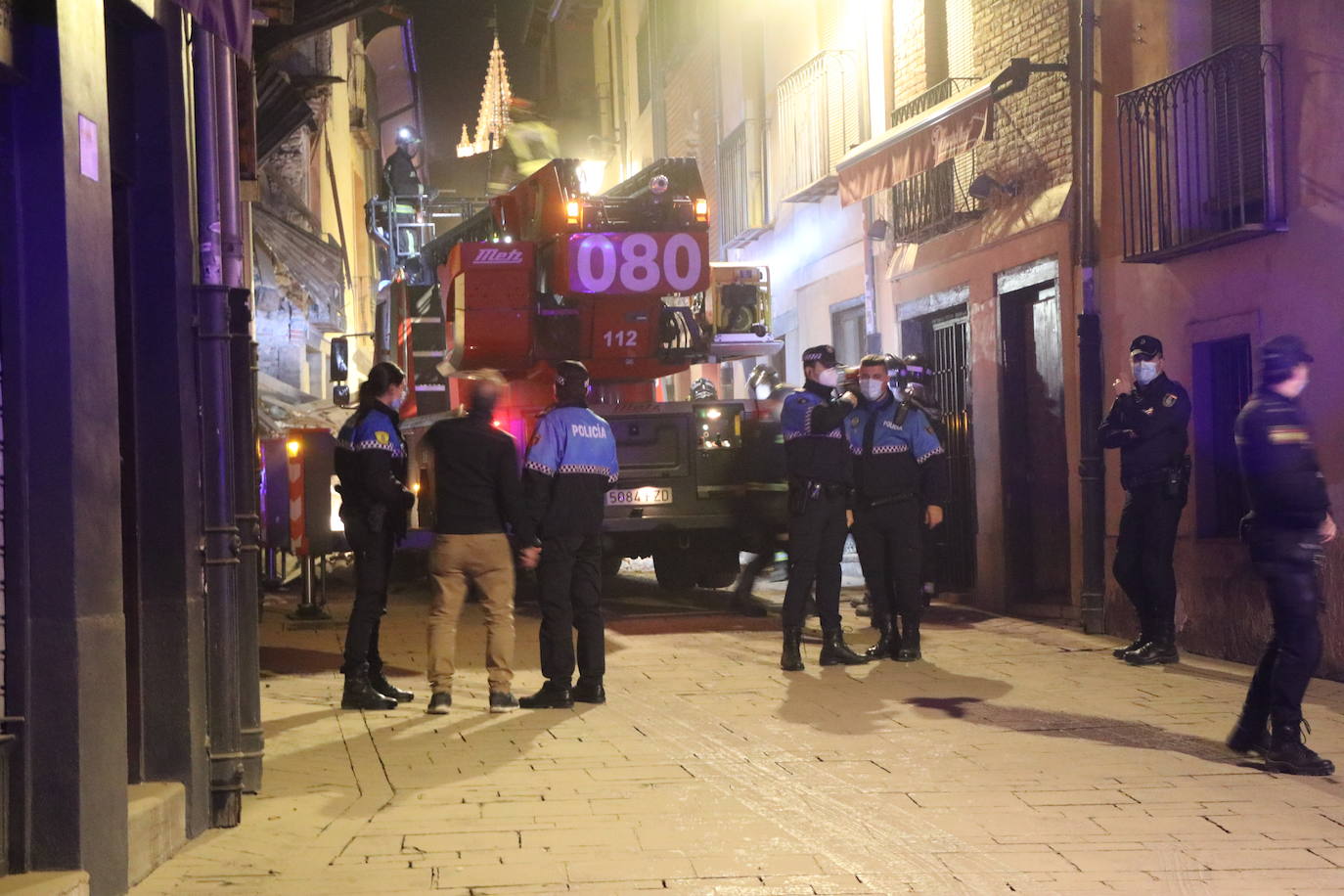 Un inmueble se ha desplomado a última hora de este viernes en el Barrio Húmedo de León capital sin causar heridos y sí importantes daños materiales. El inmueble se ha venido abajo en la Calle de la Revilla que une la Plaza San Martín con la Plaza del Grano. 