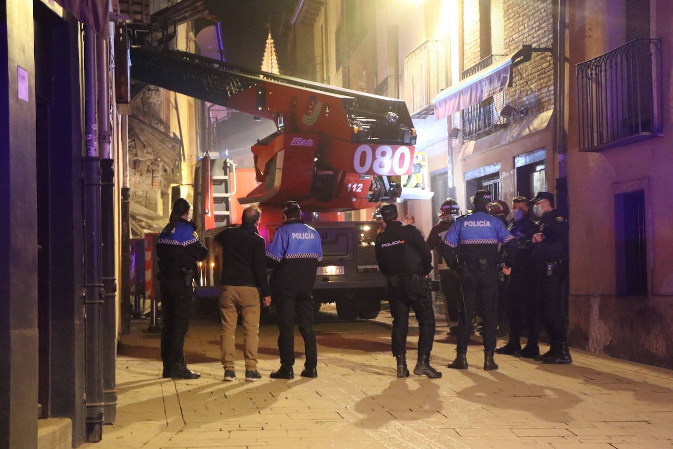 Un inmueble se ha desplomado a última hora de este viernes en el Barrio Húmedo de León capital sin causar heridos y sí importantes daños materiales. El inmueble se ha venido abajo en la Calle de la Revilla que une la Plaza San Martín con la Plaza del Grano. 