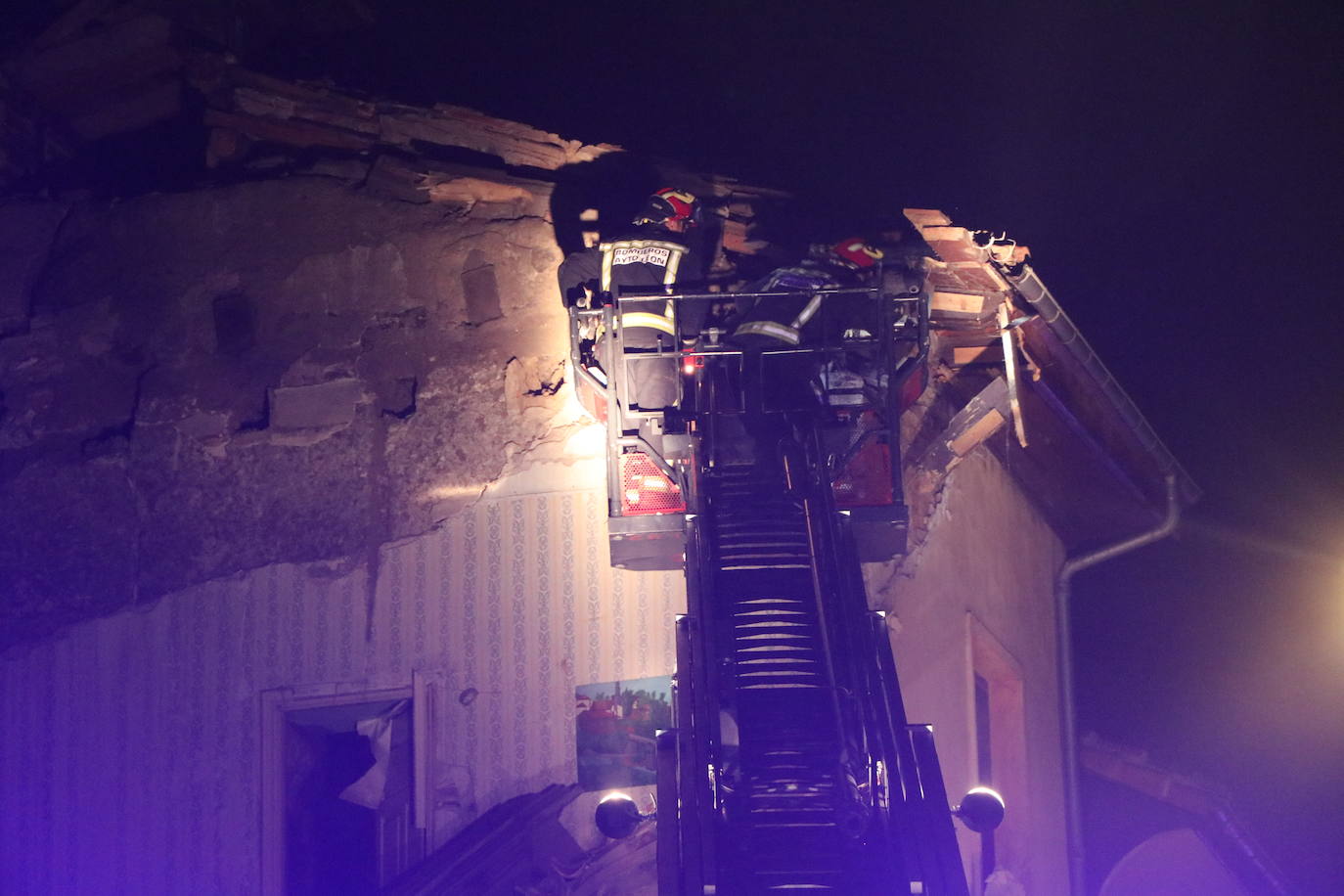 Un inmueble se ha desplomado a última hora de este viernes en el Barrio Húmedo de León capital sin causar heridos y sí importantes daños materiales. El inmueble se ha venido abajo en la Calle de la Revilla que une la Plaza San Martín con la Plaza del Grano. 