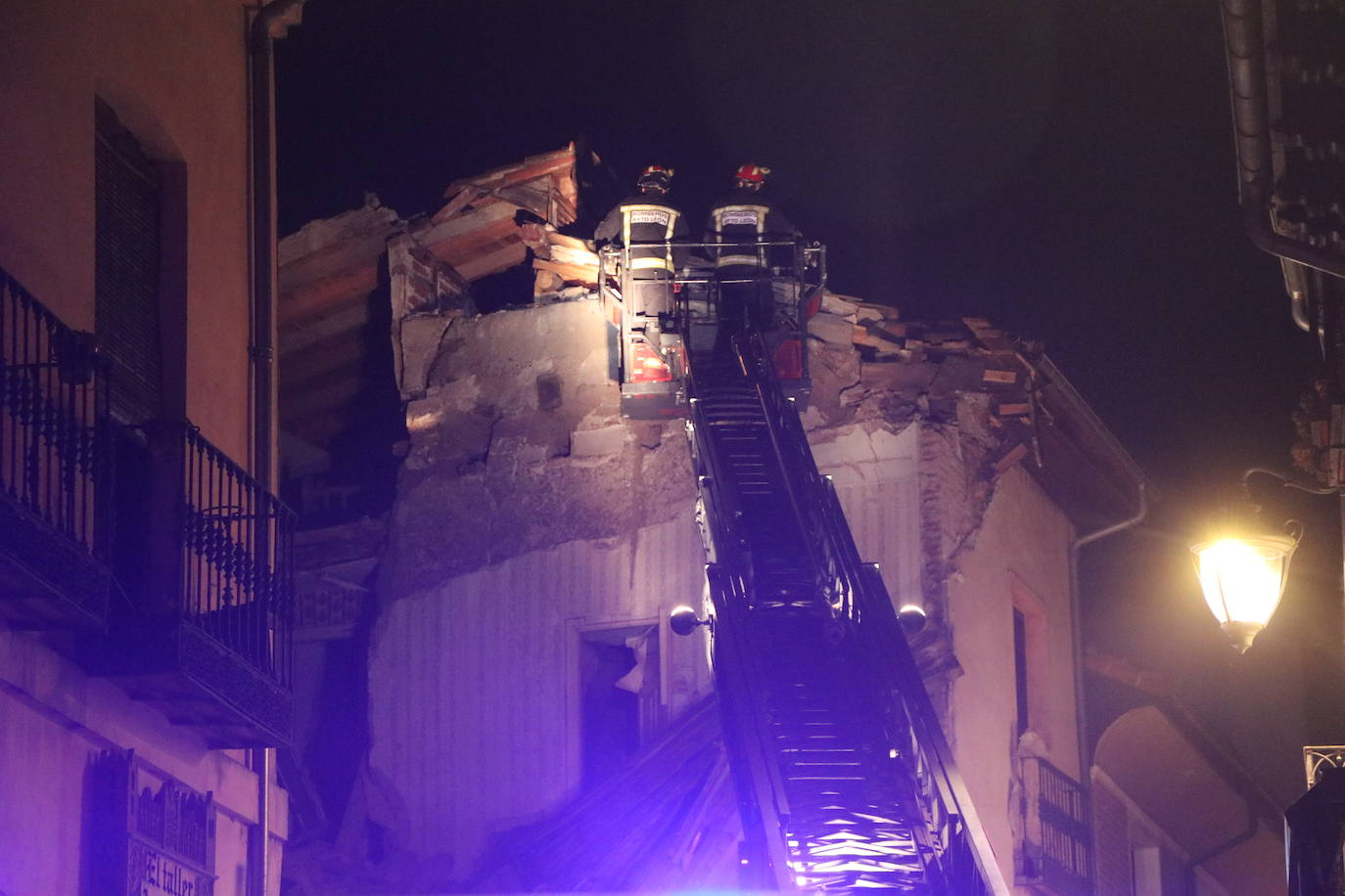 Un inmueble se ha desplomado a última hora de este viernes en el Barrio Húmedo de León capital sin causar heridos y sí importantes daños materiales. El inmueble se ha venido abajo en la Calle de la Revilla que une la Plaza San Martín con la Plaza del Grano. 