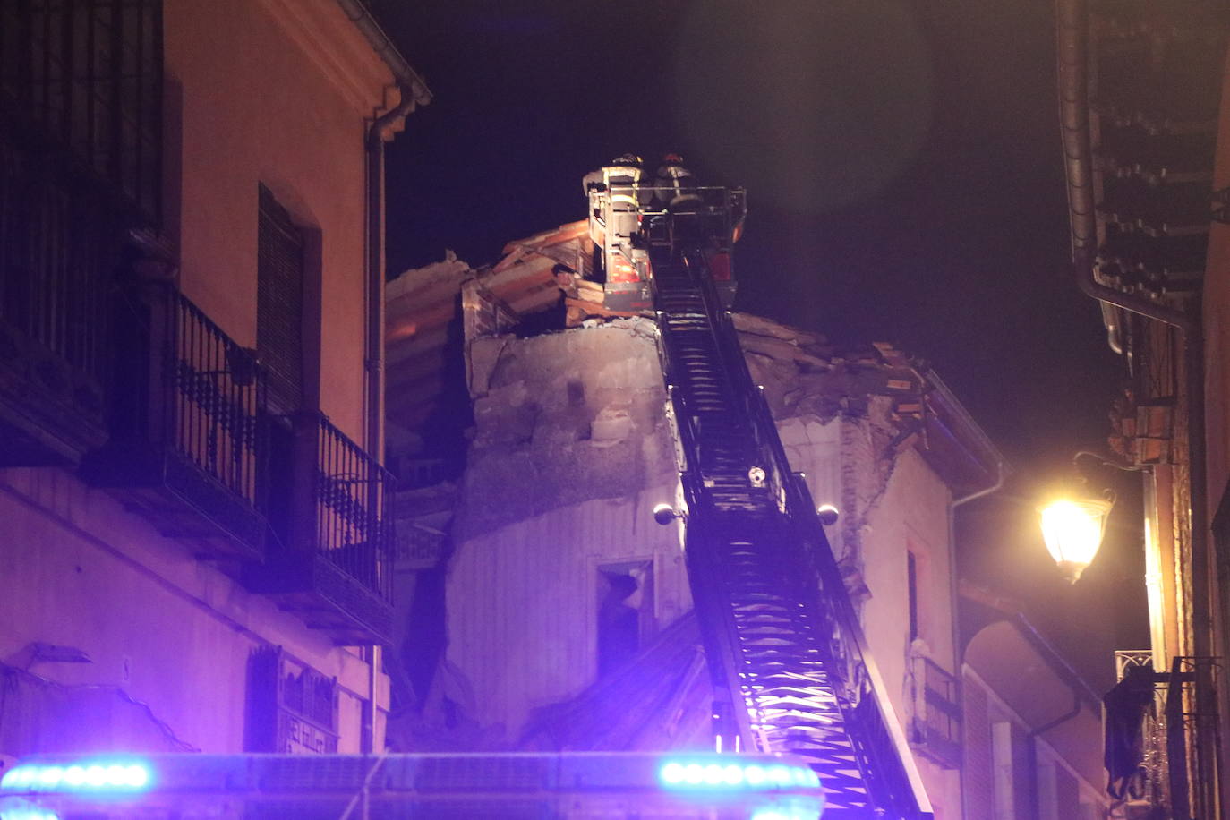 Un inmueble se ha desplomado a última hora de este viernes en el Barrio Húmedo de León capital sin causar heridos y sí importantes daños materiales. El inmueble se ha venido abajo en la Calle de la Revilla que une la Plaza San Martín con la Plaza del Grano. 