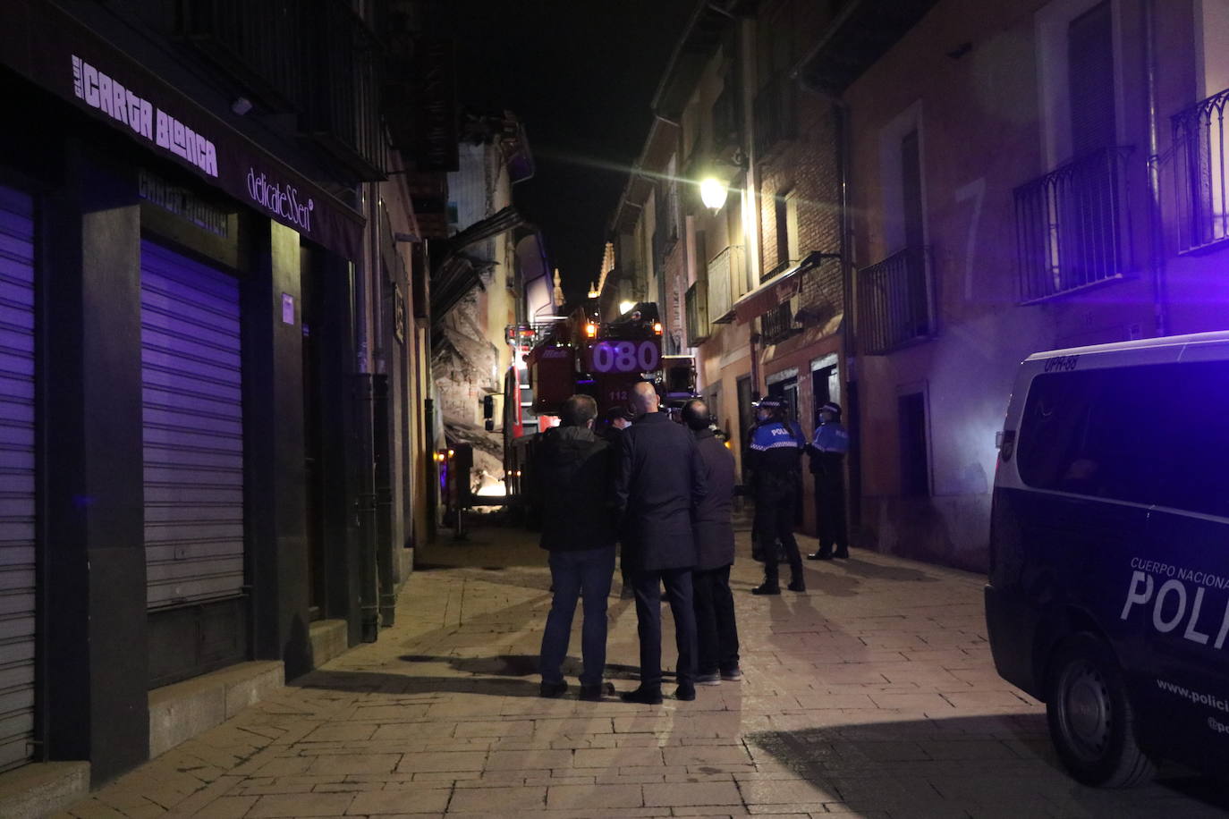 Un inmueble se ha desplomado a última hora de este viernes en el Barrio Húmedo de León capital sin causar heridos y sí importantes daños materiales. El inmueble se ha venido abajo en la Calle de la Revilla que une la Plaza San Martín con la Plaza del Grano. 