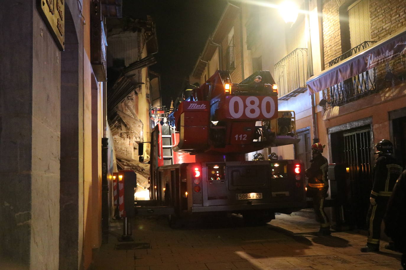 Un inmueble se ha desplomado a última hora de este viernes en el Barrio Húmedo de León capital sin causar heridos y sí importantes daños materiales. El inmueble se ha venido abajo en la Calle de la Revilla que une la Plaza San Martín con la Plaza del Grano. 