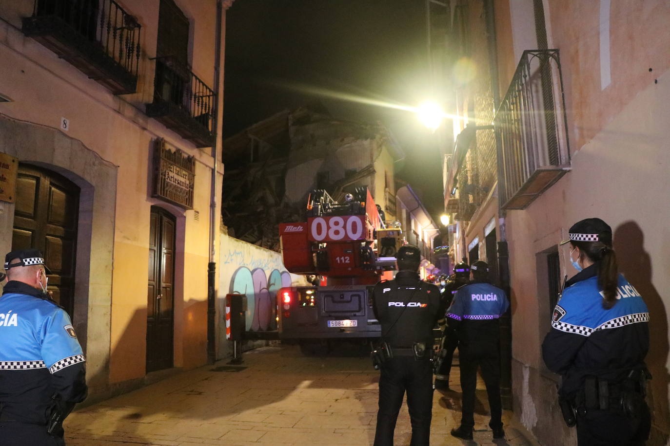 Un inmueble se ha desplomado a última hora de este viernes en el Barrio Húmedo de León capital sin causar heridos y sí importantes daños materiales. El inmueble se ha venido abajo en la Calle de la Revilla que une la Plaza San Martín con la Plaza del Grano. 