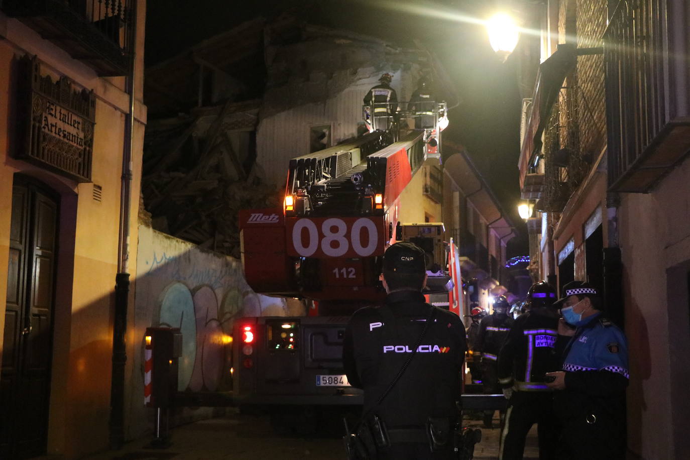 Un inmueble se ha desplomado a última hora de este viernes en el Barrio Húmedo de León capital sin causar heridos y sí importantes daños materiales. El inmueble se ha venido abajo en la Calle de la Revilla que une la Plaza San Martín con la Plaza del Grano. 