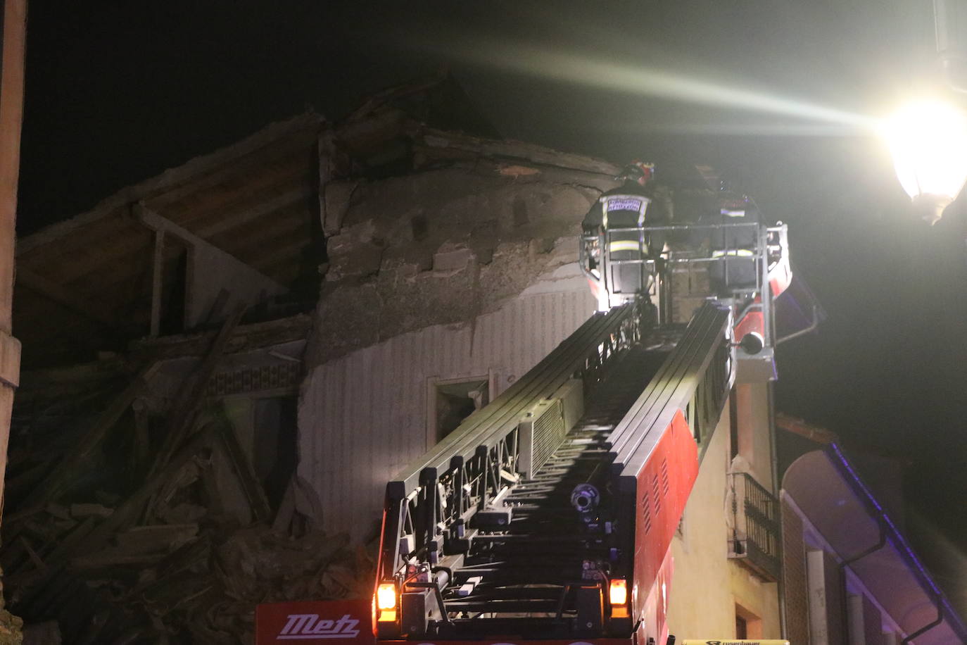 Un inmueble se ha desplomado a última hora de este viernes en el Barrio Húmedo de León capital sin causar heridos y sí importantes daños materiales. El inmueble se ha venido abajo en la Calle de la Revilla que une la Plaza San Martín con la Plaza del Grano. 