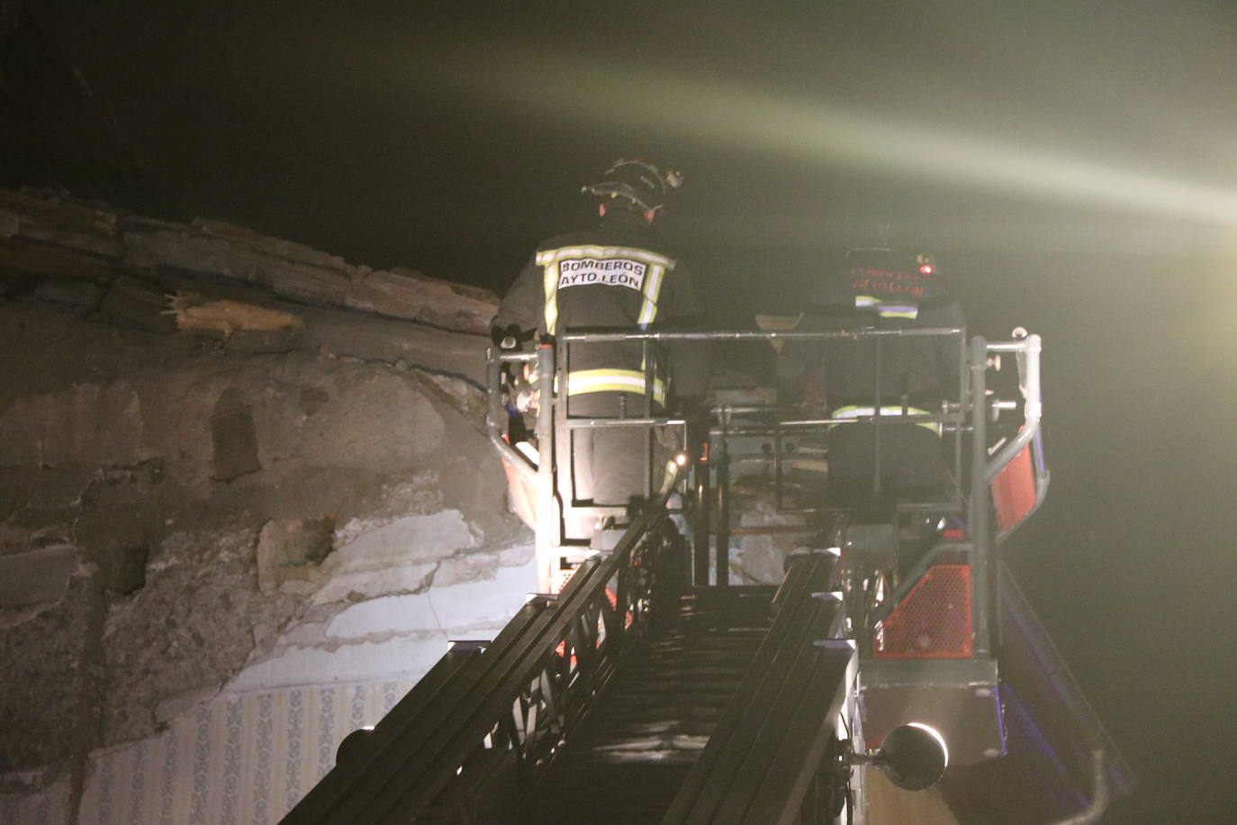 Un inmueble se ha desplomado a última hora de este viernes en el Barrio Húmedo de León capital sin causar heridos y sí importantes daños materiales. El inmueble se ha venido abajo en la Calle de la Revilla que une la Plaza San Martín con la Plaza del Grano. 