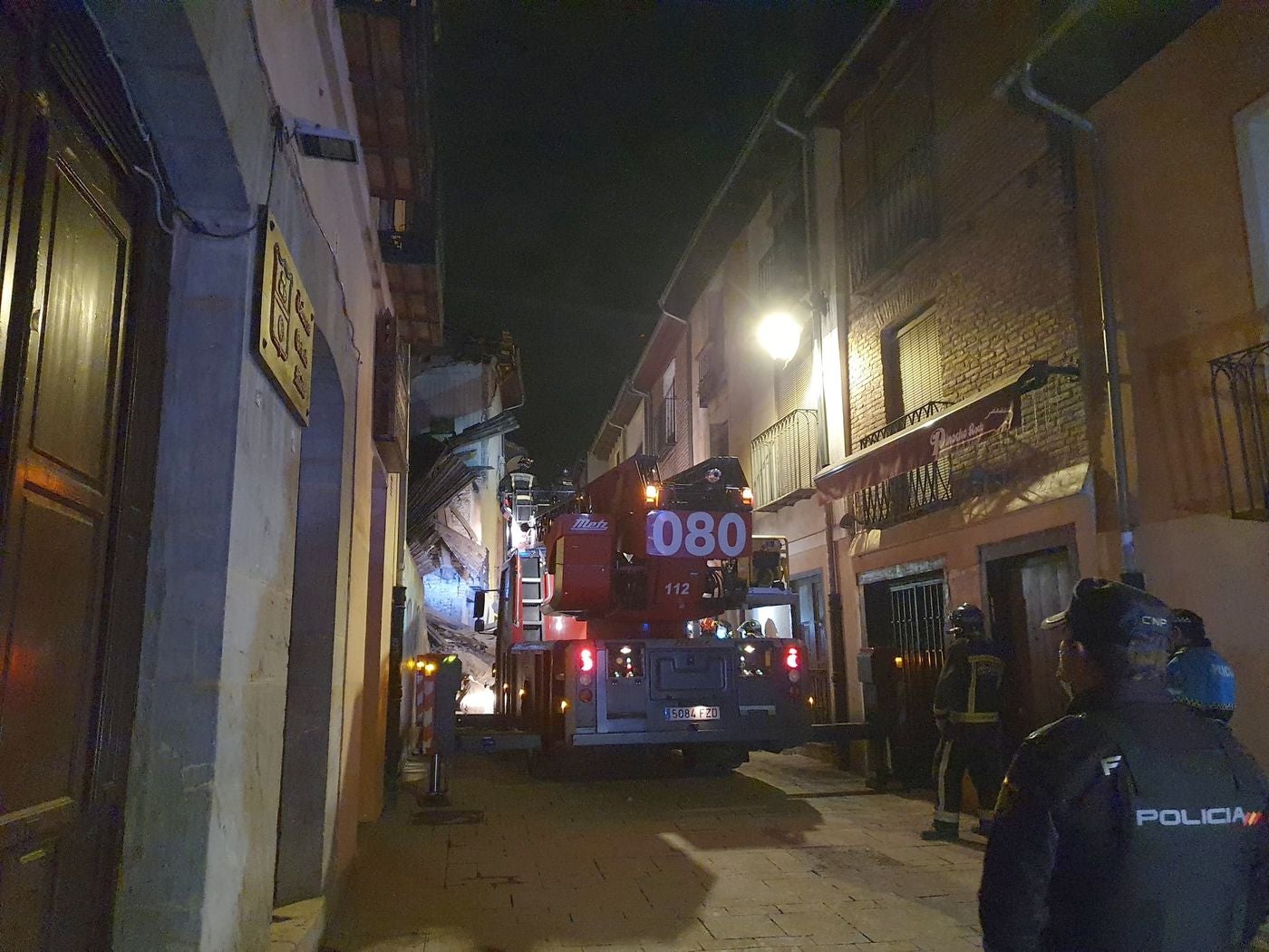 Un inmueble se ha desplomado a última hora de este viernes en el Barrio Húmedo de León capital sin causar heridos y sí importantes daños materiales. El inmueble se ha venido abajo en la Calle de la Revilla que une la Plaza San Martín con la Plaza del Grano. 