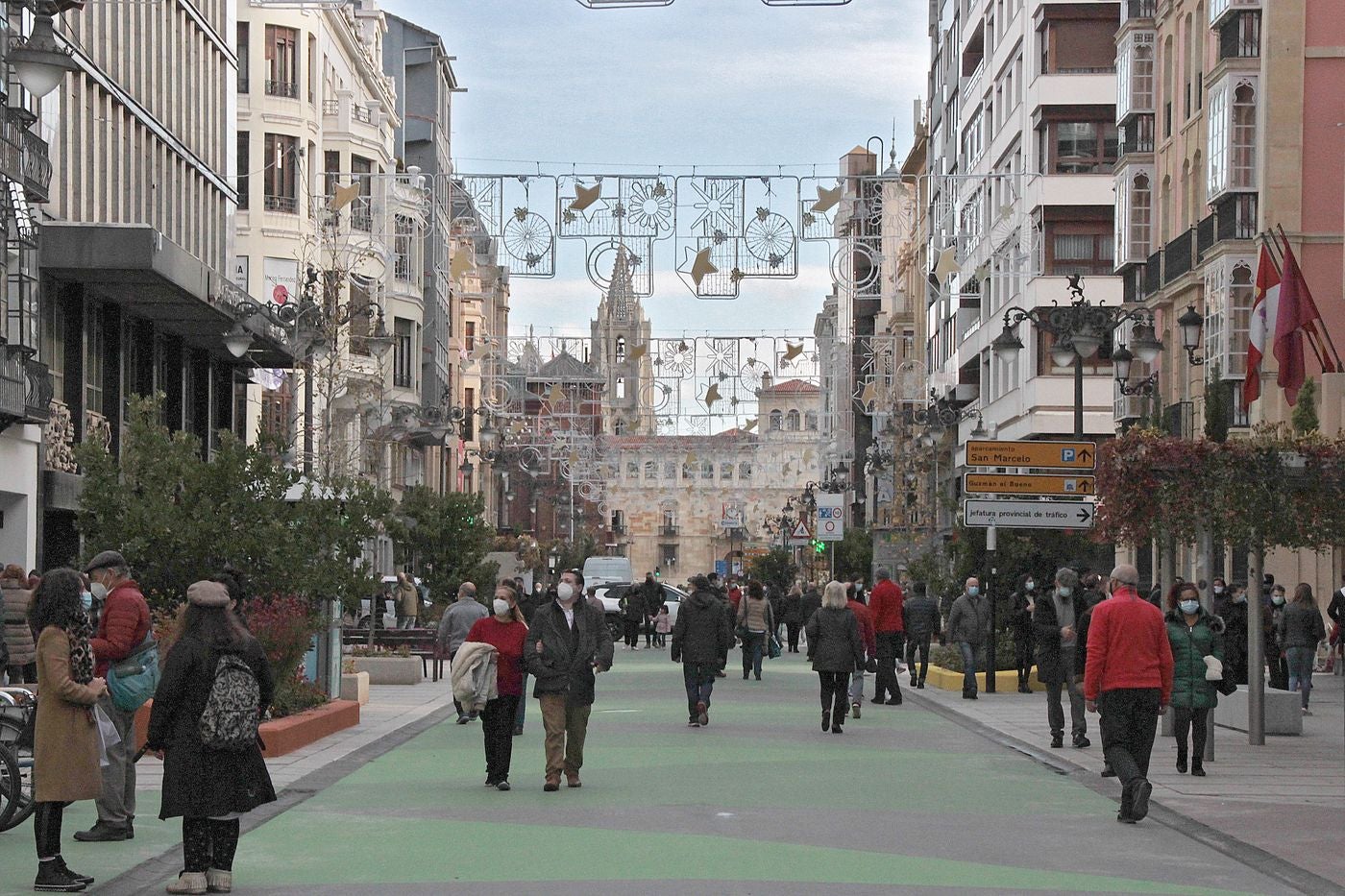 Cientos de personas transitan por la principal arteria de la ciudad, ahora peatonal, en su reapertura. Las compras del 'flack Friday' y la novedad animan a una mayor concurrencia en el nuevo vial. 