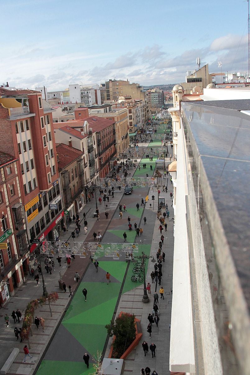 Cientos de personas transitan por la principal arteria de la ciudad, ahora peatonal, en su reapertura. Las compras del 'flack Friday' y la novedad animan a una mayor concurrencia en el nuevo vial. 