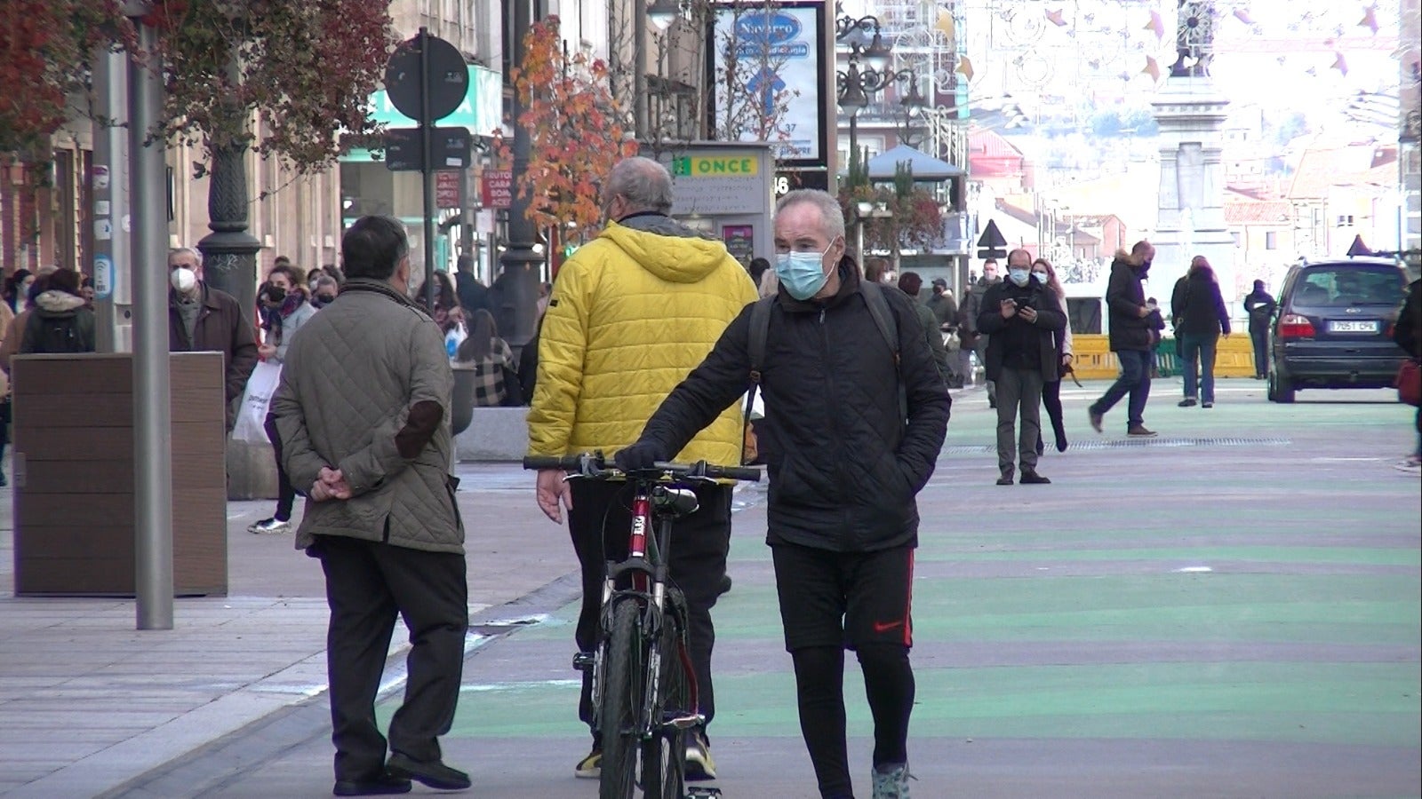 Cientos de personas transitan por la principal arteria de la ciudad, ahora peatonal, en su reapertura. Las compras del 'flack Friday' y la novedad animan a una mayor concurrencia en el nuevo vial. 