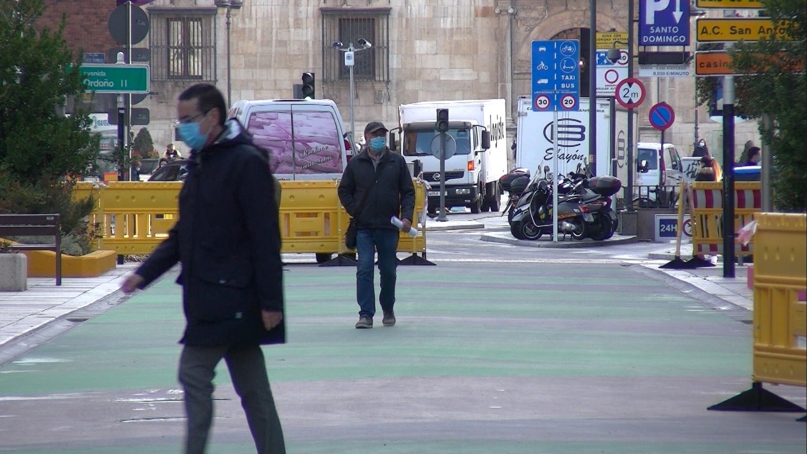 Cientos de personas transitan por la principal arteria de la ciudad, ahora peatonal, en su reapertura. Las compras del 'flack Friday' y la novedad animan a una mayor concurrencia en el nuevo vial. 