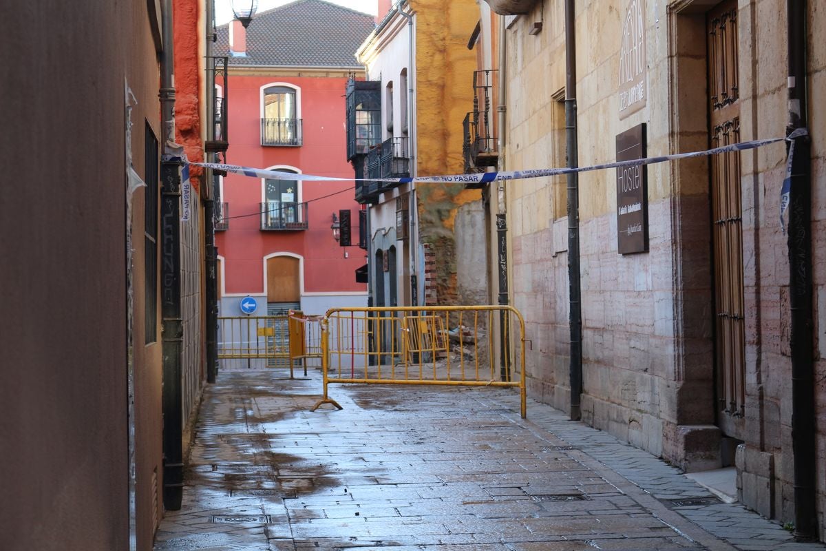 El inmueble situado en la calle Juan del Arfe se derrumbó en la tarde del viernes sin ocasionar daños personales.