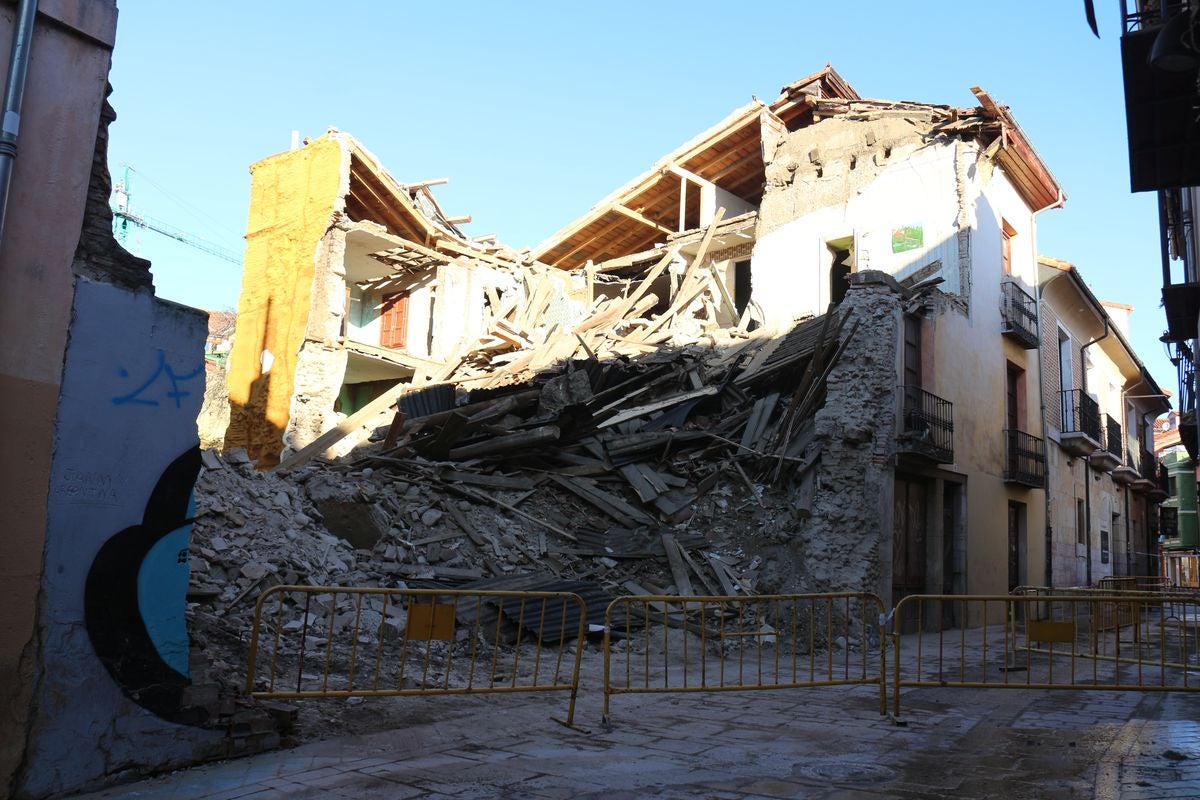 El inmueble situado en la calle Juan del Arfe se derrumbó en la tarde del viernes sin ocasionar daños personales.