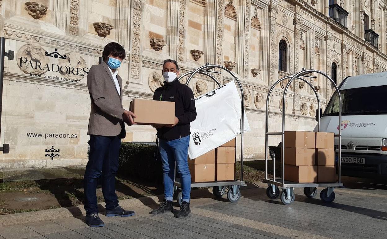 Entrega de los ejemplares donados a San Marcos.