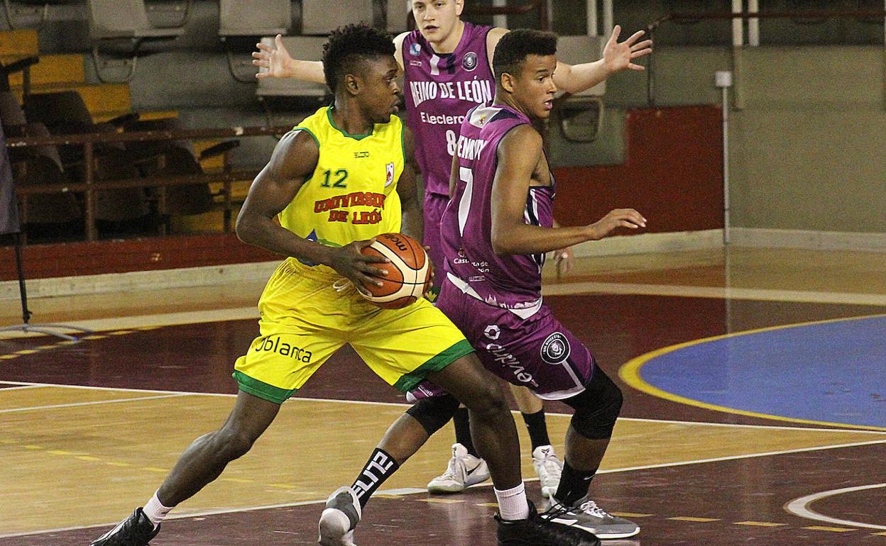 Imagen del derbi entre Basket León y Reino de León de hace dos temporadas.