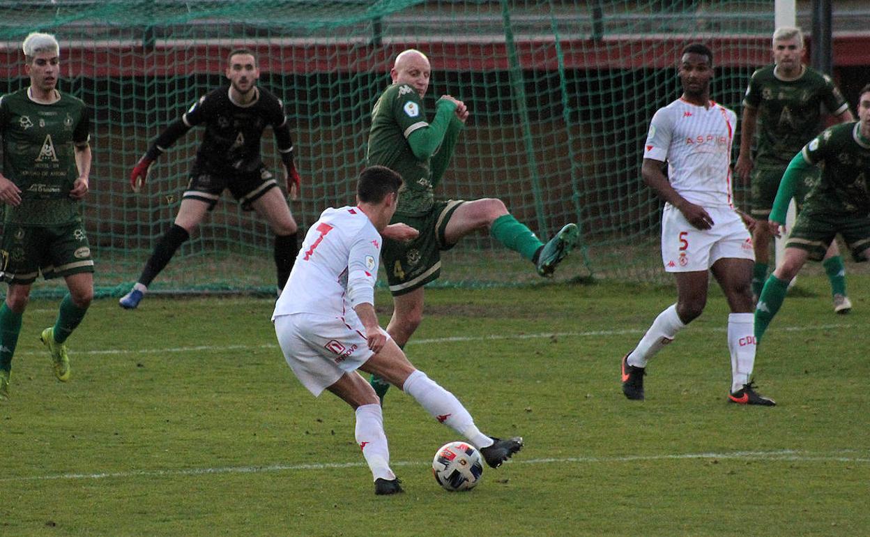Aarón trata de regatear a Uña en el derbi entre Júpiter y Atlético Astorga.
