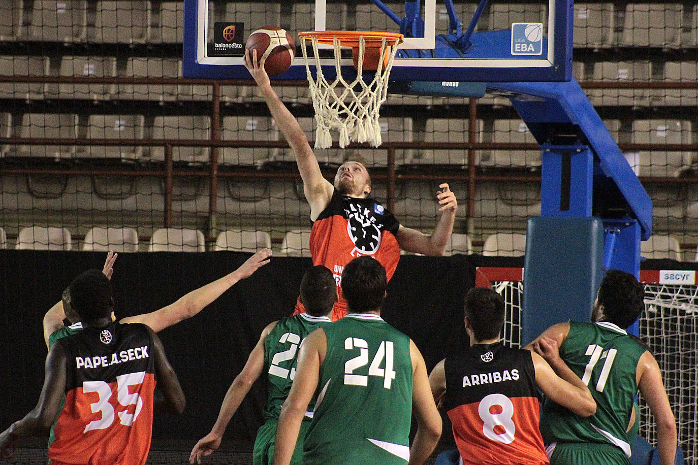 Fotos: Las imágenes del derbi entre Basket León y Reino de León