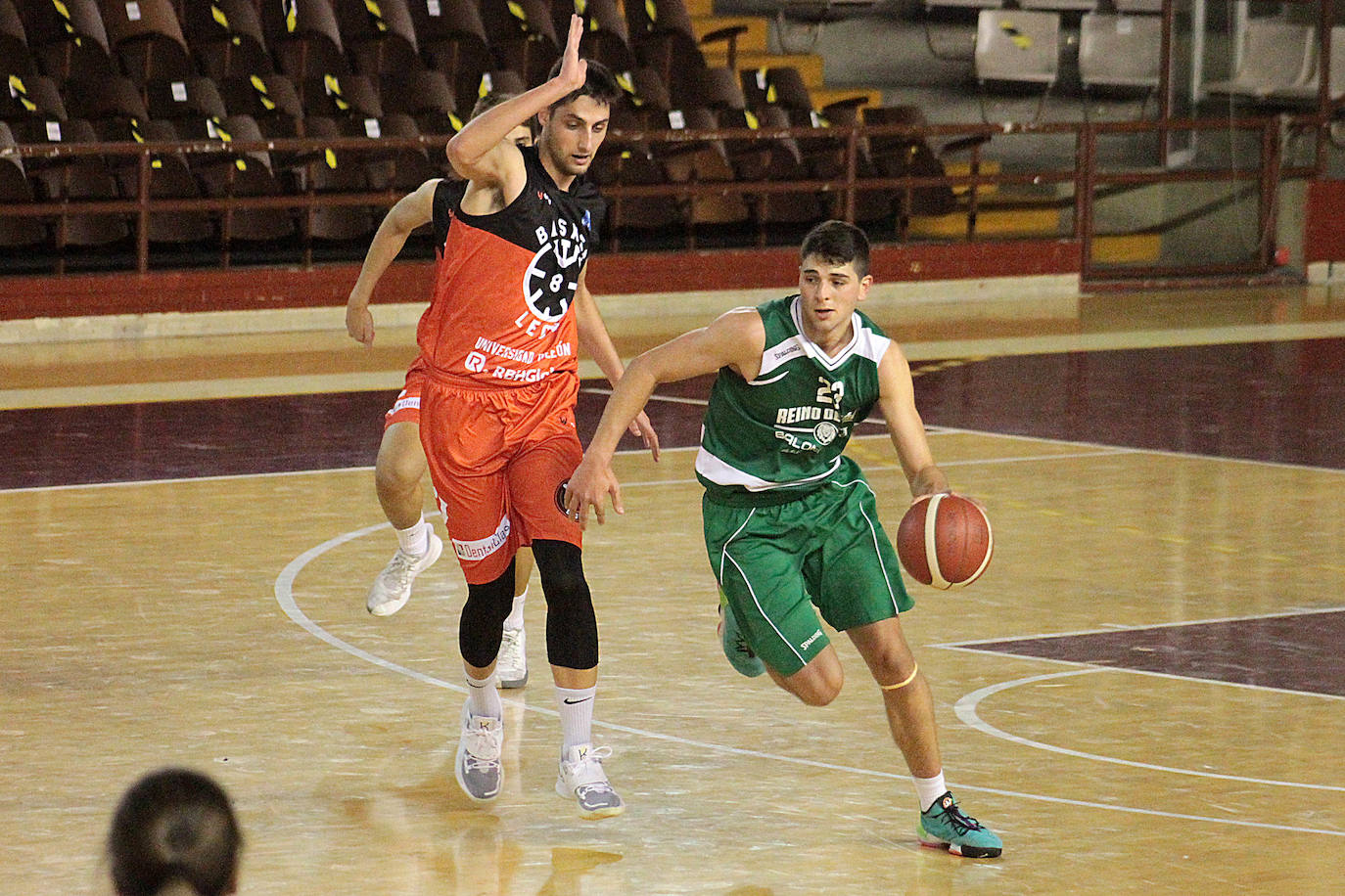 Fotos: Las imágenes del derbi entre Basket León y Reino de León