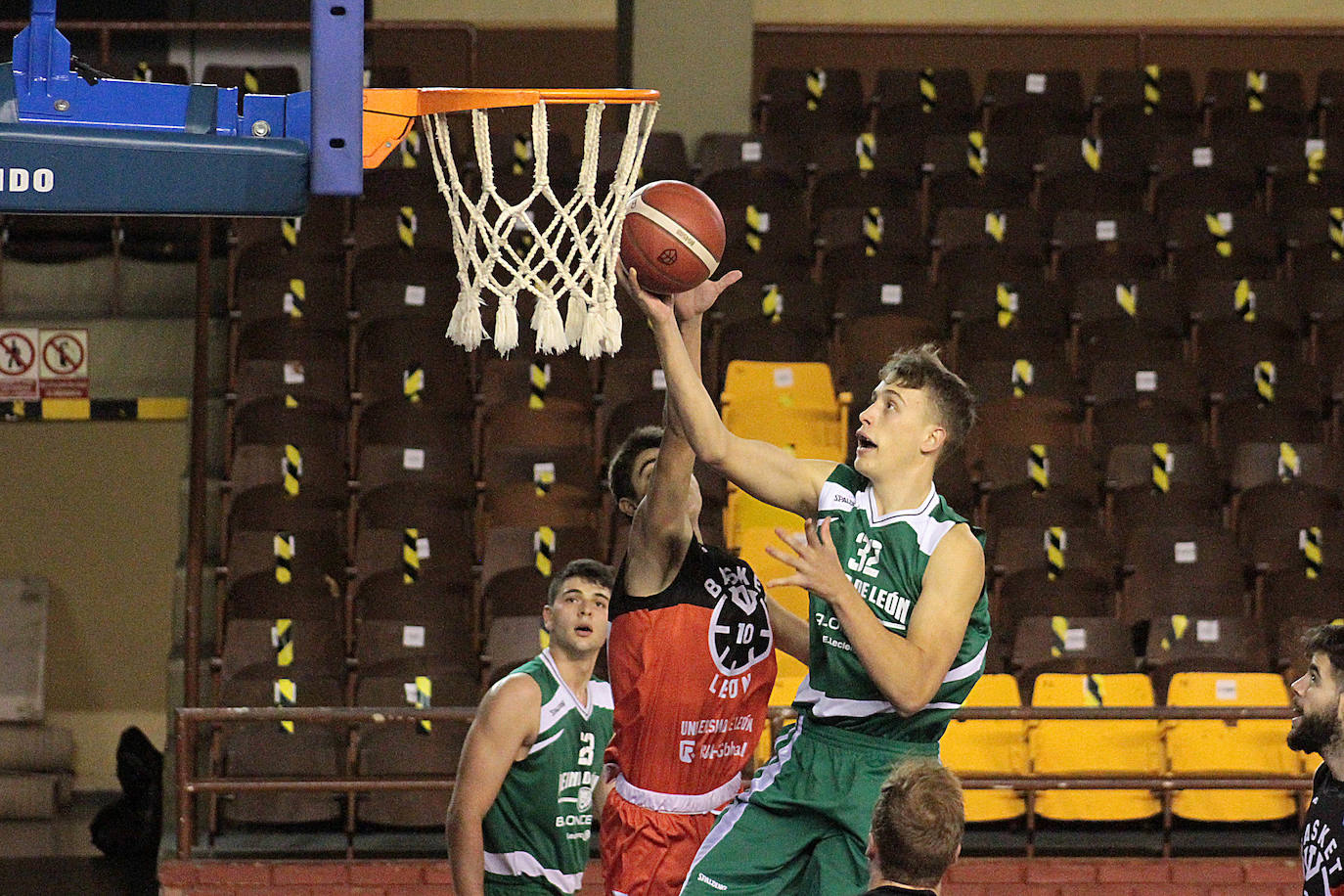 Fotos: Las imágenes del derbi entre Basket León y Reino de León