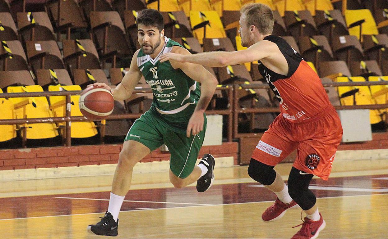 Uno de los jugadores de Reino de León conduce el balón.