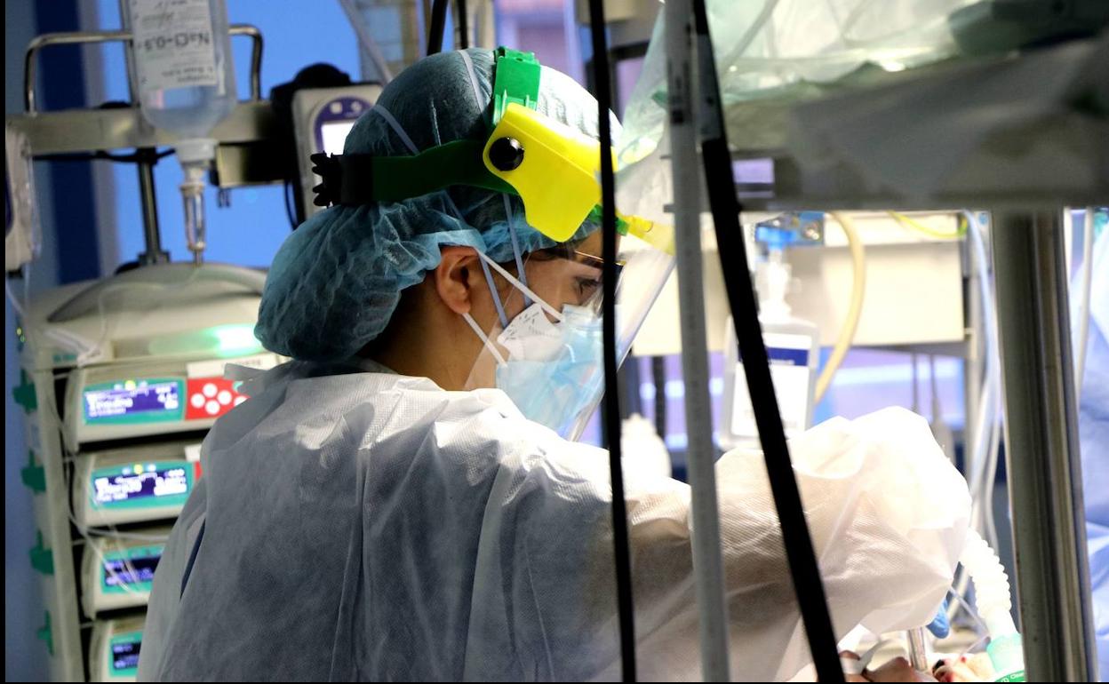 Profesional sanitaria en una UCI. 