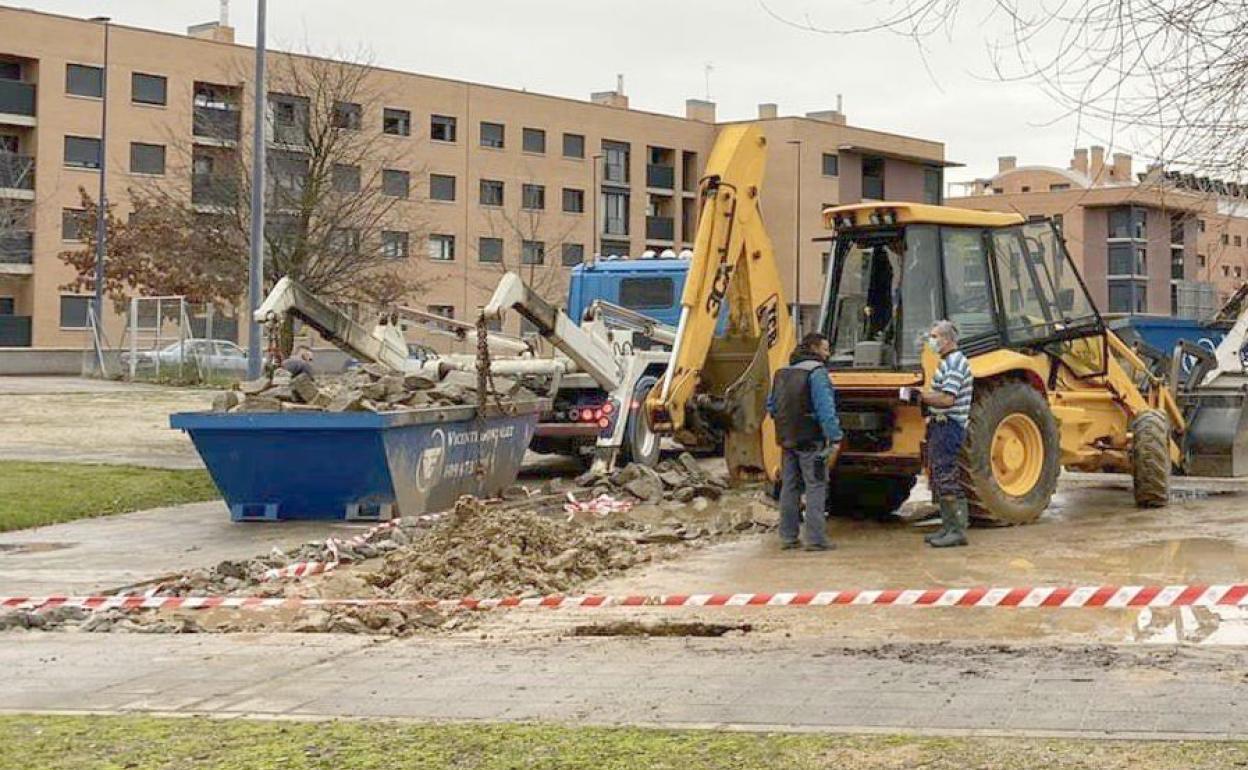 Imagen de las obras acometidas en el parque infantil de la Urbanización Reino León Golf. 