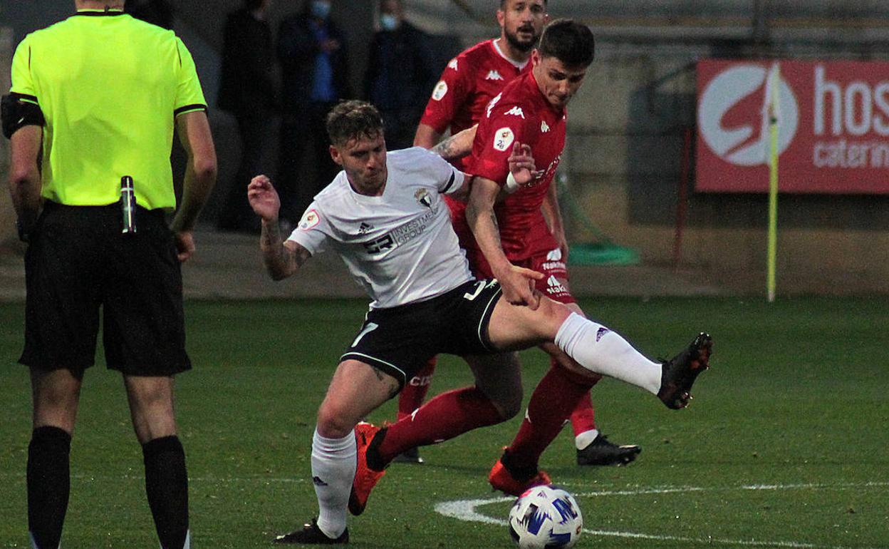 Éric Montes, en una disputa ante el Burgos.