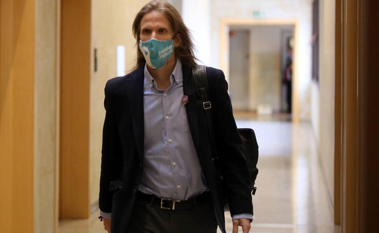 Pablo Fernández, en su llegada al pleno.