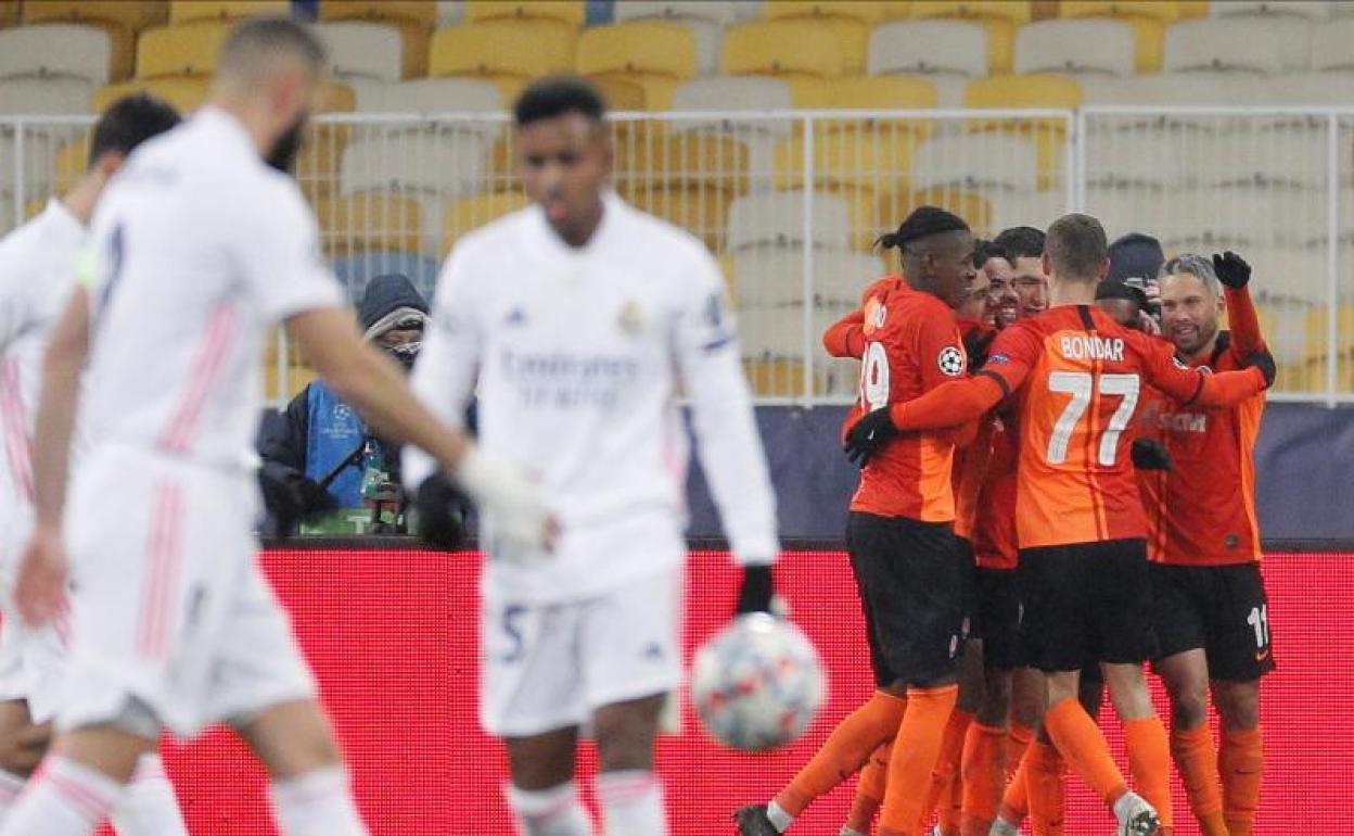 Los jugadores del Shakhtar celebran uno de sus goles ante el triste Real Madrid. 