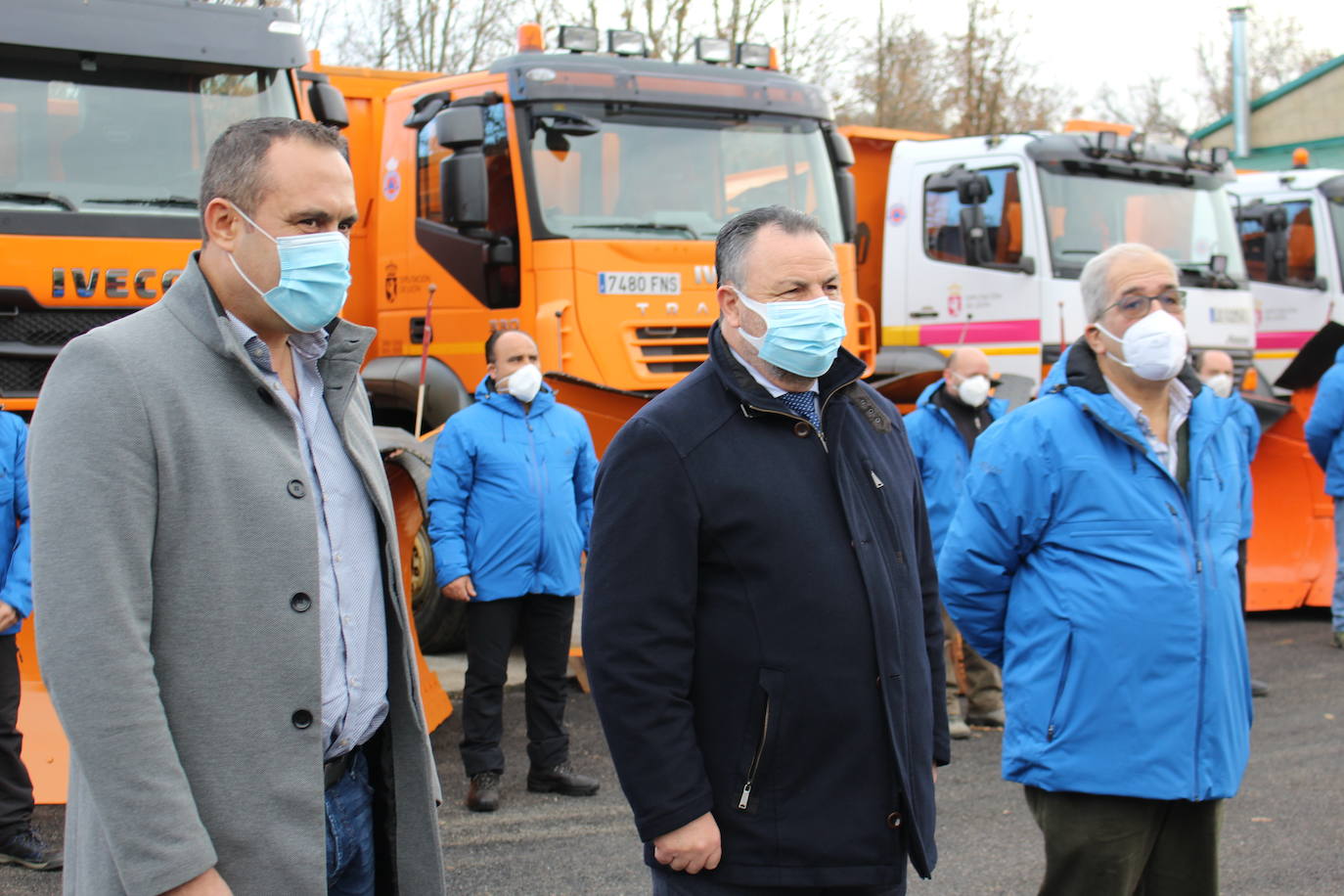 El presidente de la Diputación Provincial de León, Eduardo Morán, y el diputado de Infraestructuras, Luis Alberto Arias, presentan la campaña de vialidad invernal 2020-2021. 