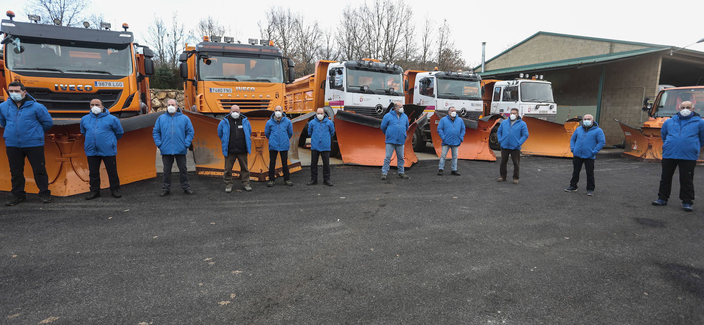 El presidente de la Diputación Provincial de León, Eduardo Morán, y el diputado de Infraestructuras, Luis Alberto Arias, presentan la campaña de vialidad invernal 2020-2021. 