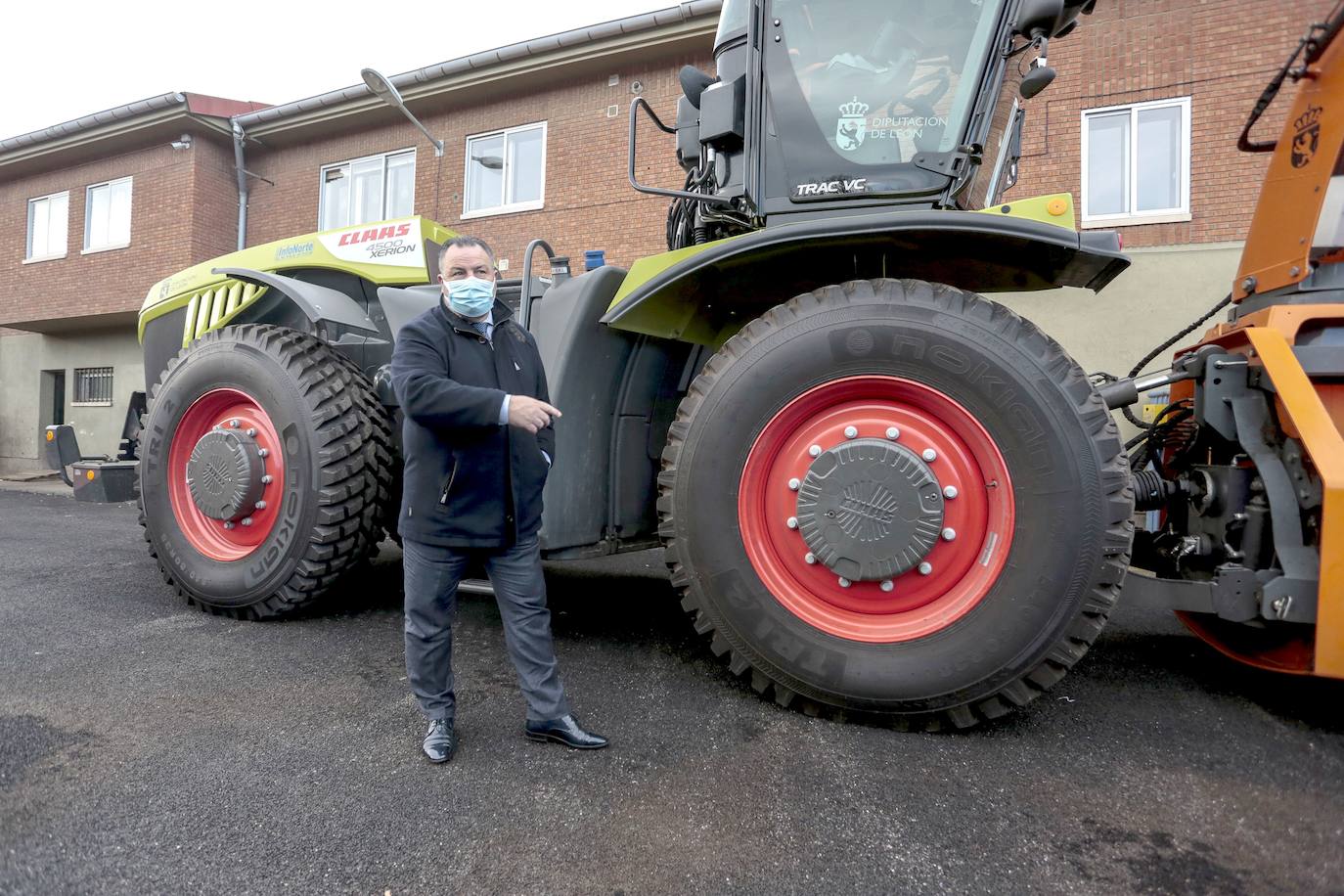 El presidente de la Diputación Provincial de León, Eduardo Morán, y el diputado de Infraestructuras, Luis Alberto Arias, presentan la campaña de vialidad invernal 2020-2021. 