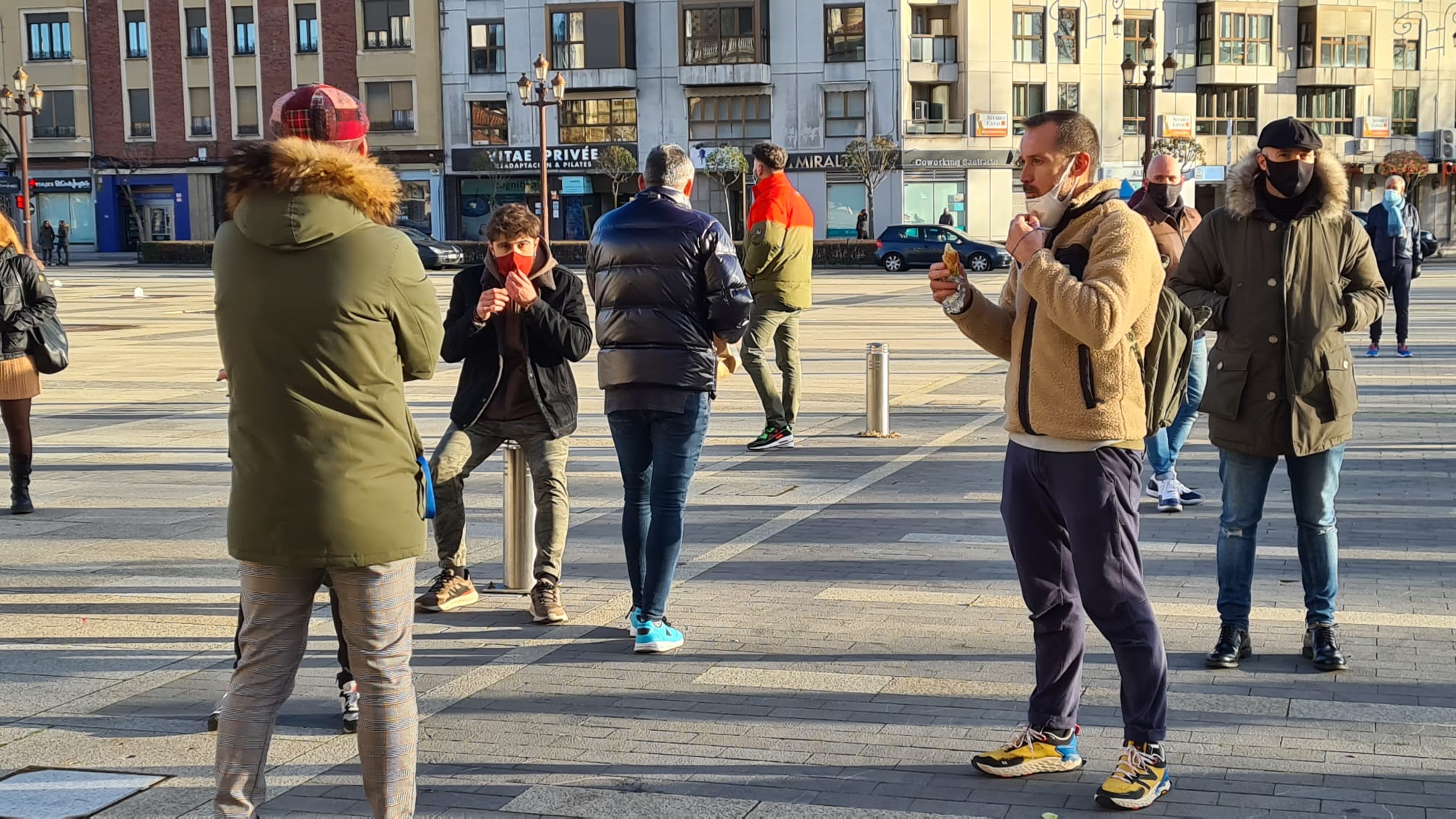 Los hosteleros comen «frío» en San Marcos ante la clase política «que viene de comer caliente». La convocatoria a través de redes sociales del sector reúne a cerca de medio centenar de trabajadores para reclamar ayudas y una vuelta a la actividad sin límites. «En medio de la pandemia, con la que está cayendo, nos tienen cerrados y ellos vienen a inauguraciones, ¿se ríen de nosotros?». 