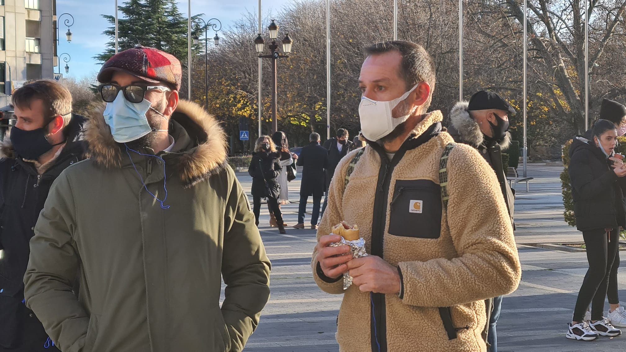 Los hosteleros comen «frío» en San Marcos ante la clase política «que viene de comer caliente». La convocatoria a través de redes sociales del sector reúne a cerca de medio centenar de trabajadores para reclamar ayudas y una vuelta a la actividad sin límites. «En medio de la pandemia, con la que está cayendo, nos tienen cerrados y ellos vienen a inauguraciones, ¿se ríen de nosotros?». 