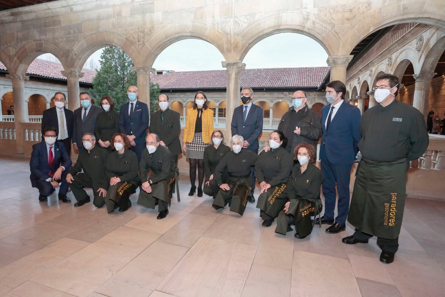 La ministra de Industria, Comercio y Turismo, Reyes Maroto; el consejero de Fomento, Juan Carlos Suárez-Quiñones; el delegado del Gobierno en Castilla y León, Javier Izquierdo; el alcalde de León, José Antonio Diez; el presidente de la Diputación de León, Eduardo Morán, y el presidente de Paradores, Óscar López, inauguran las instalaciones del Parador de San Marcos. 