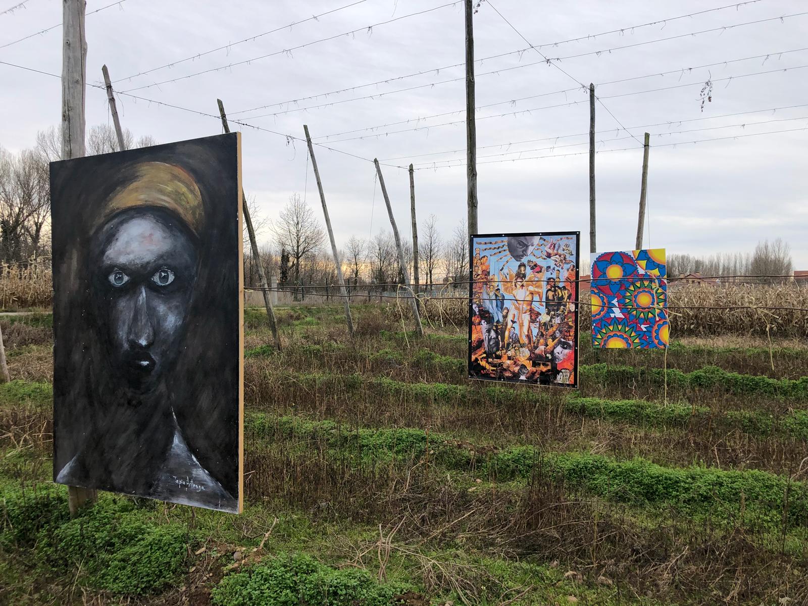 Esta exposición «Alambradas del Arte» tiene lugar hasta el día 9 de diciembre en una finca de lúpulo de Carrizo de la Ribera