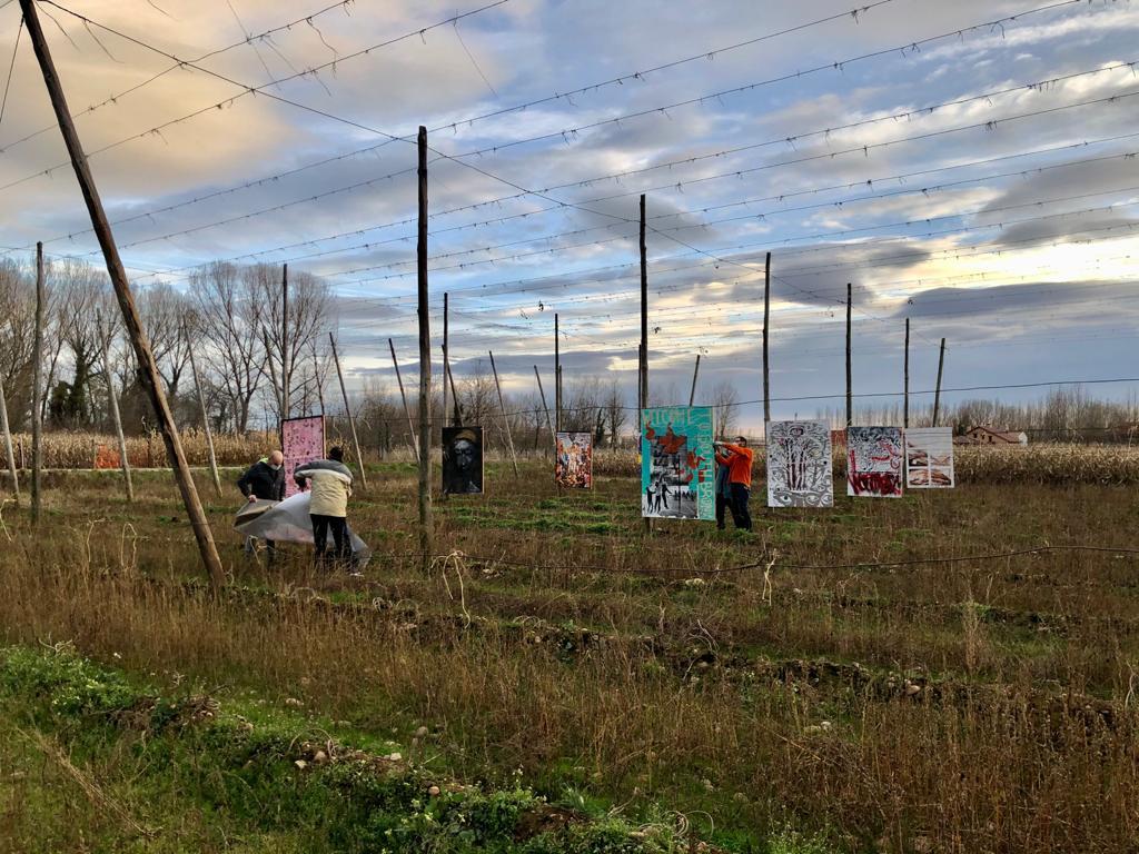 Esta exposición «Alambradas del Arte» tiene lugar hasta el día 9 de diciembre en una finca de lúpulo de Carrizo de la Ribera