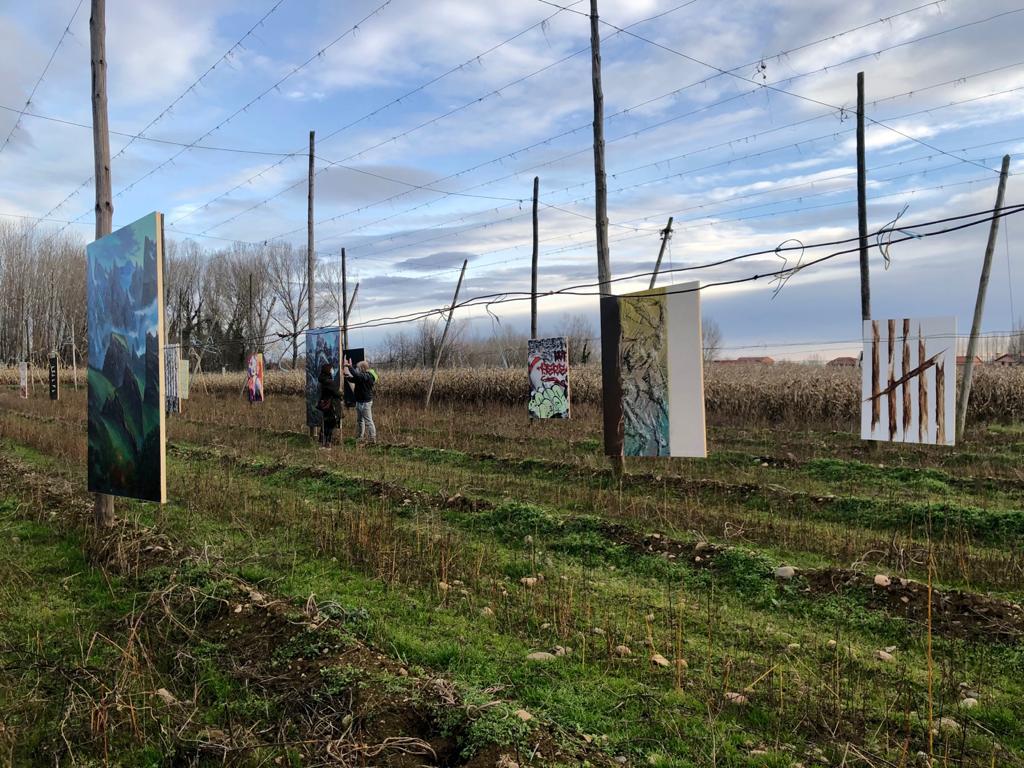 Esta exposición «Alambradas del Arte» tiene lugar hasta el día 9 de diciembre en una finca de lúpulo de Carrizo de la Ribera