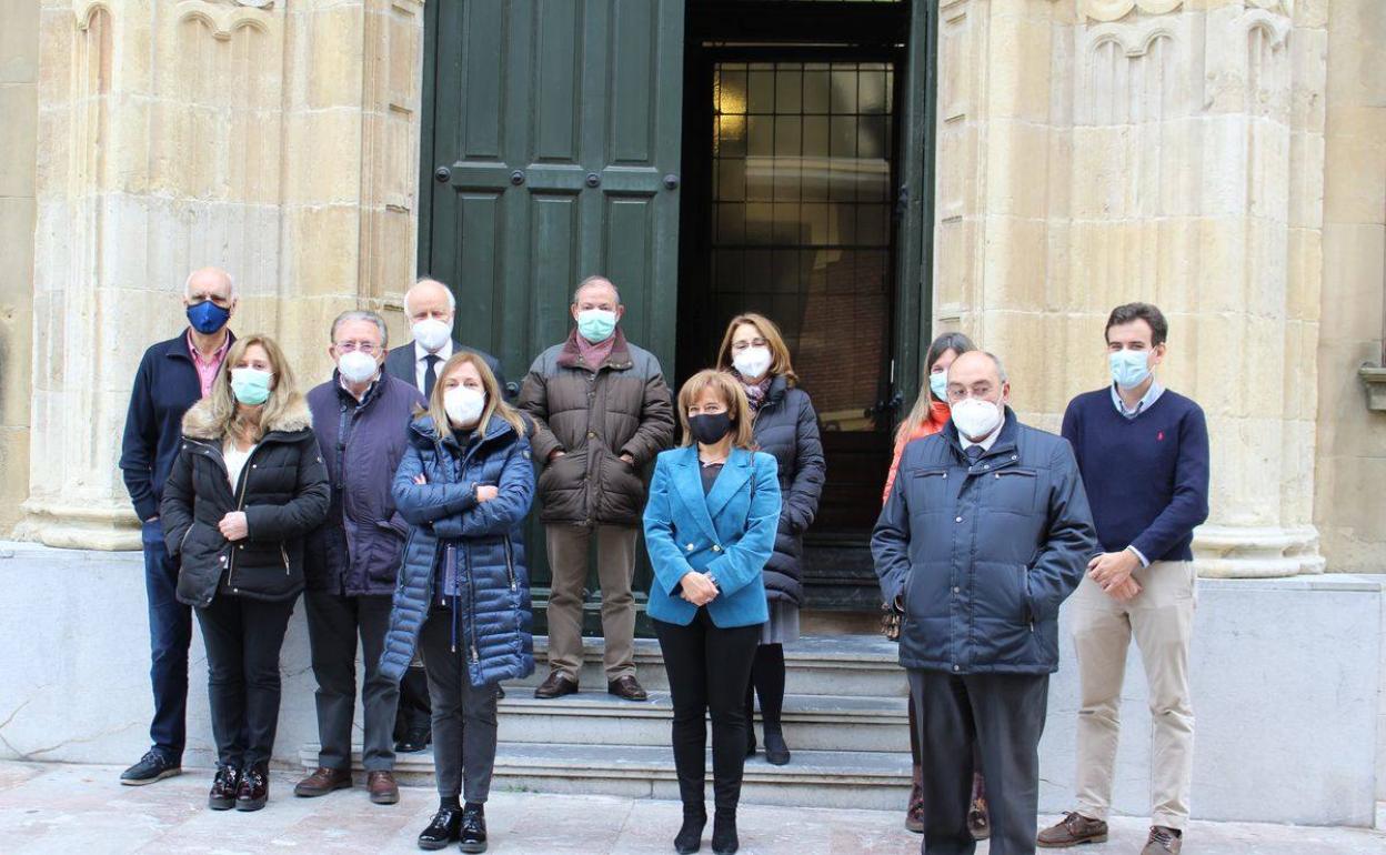 Concentración en repulsa de la agresión a una jueza en Segovia frente a la Audiencia Provincial de León.