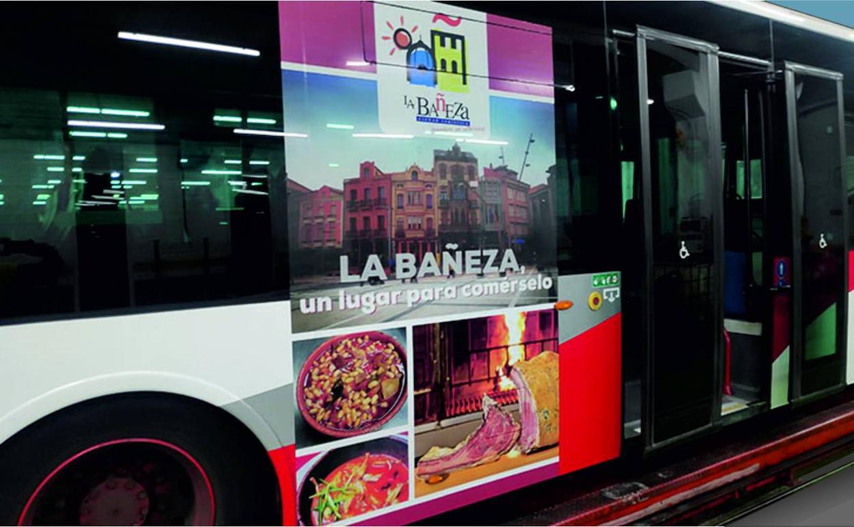 Un autobús de Gijón con la valla publicitaria de La Bañeza.