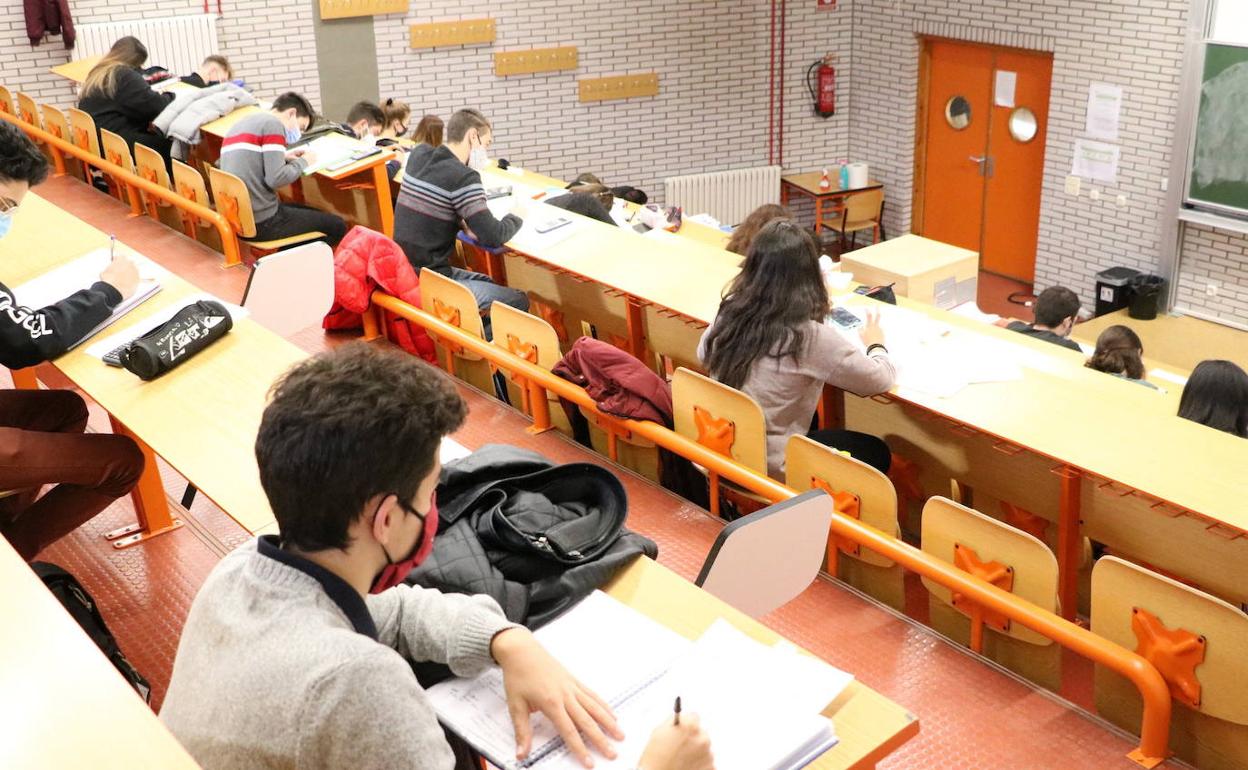 Estudiantes en un aula de la Universidad de León.