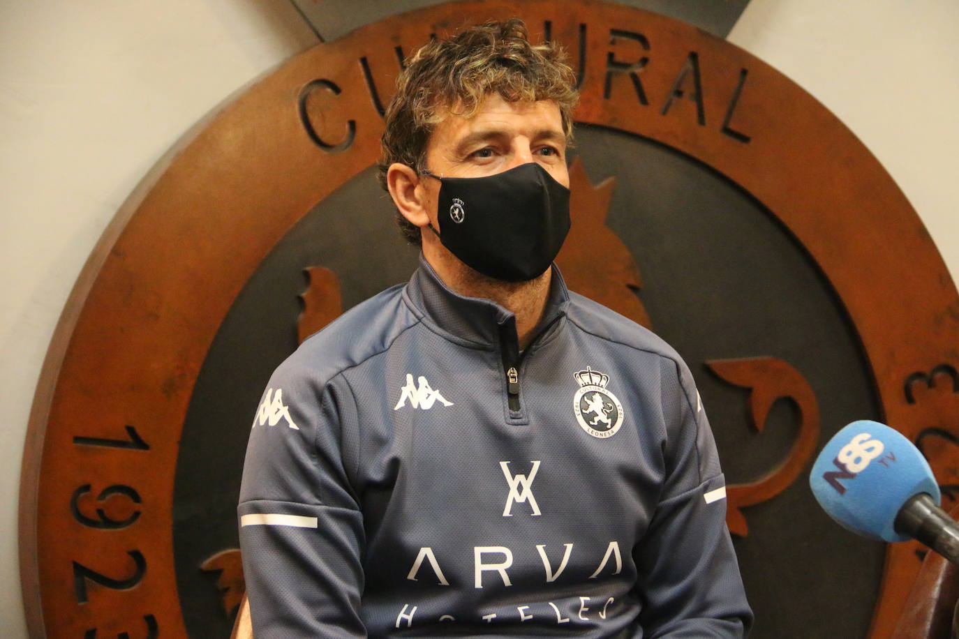 Fotos: Presentación de Íñigo Idiakez como nuevo entrenador de la Cultural